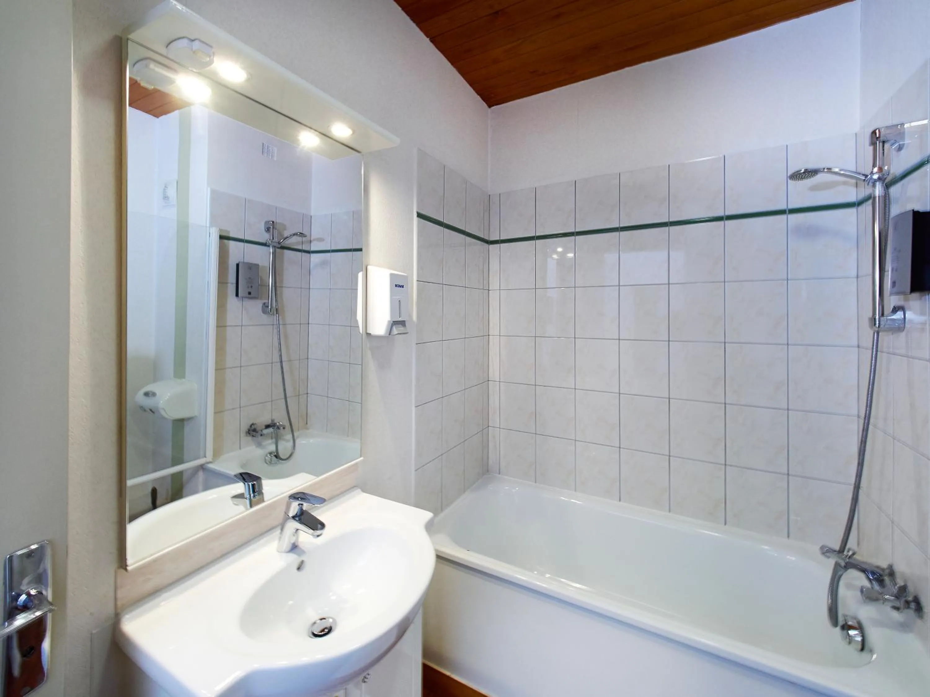 Bathroom in Hôtel Fontaine, Morlaix