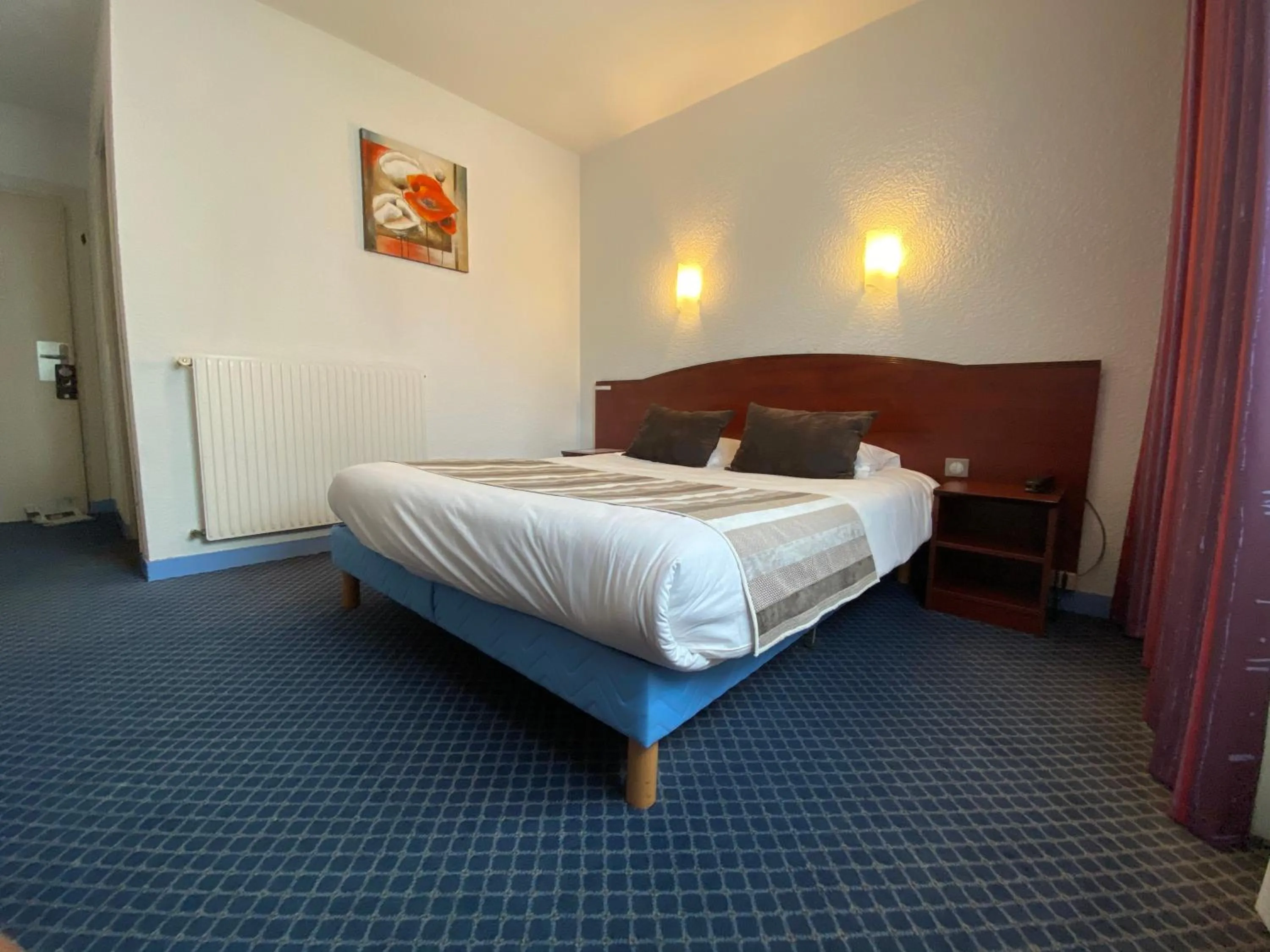 Bedroom, Bed in Hôtel Fontaine, Morlaix
