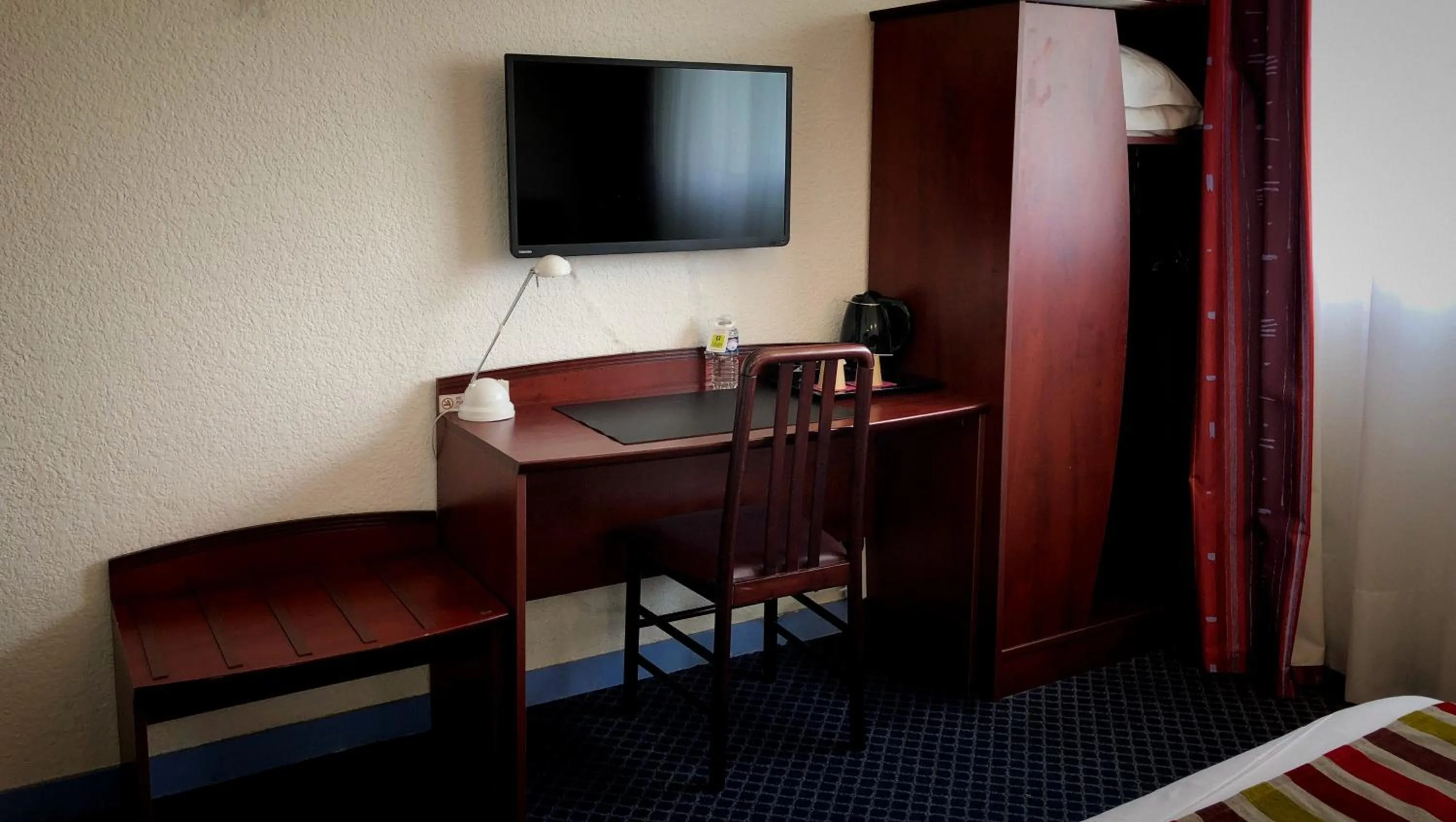 TV and multimedia in Hôtel Fontaine, Morlaix