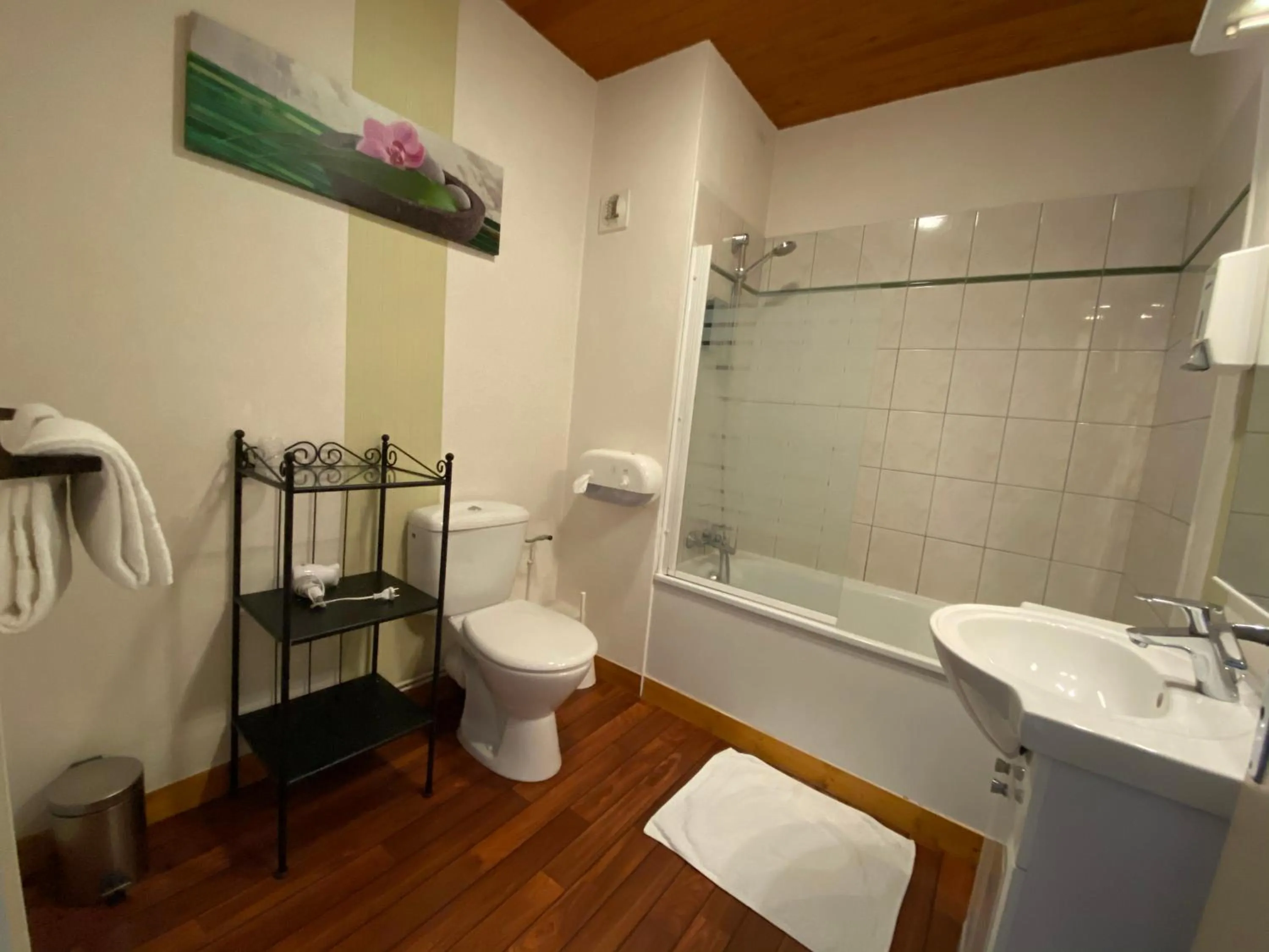 Shower in Hôtel Fontaine, Morlaix