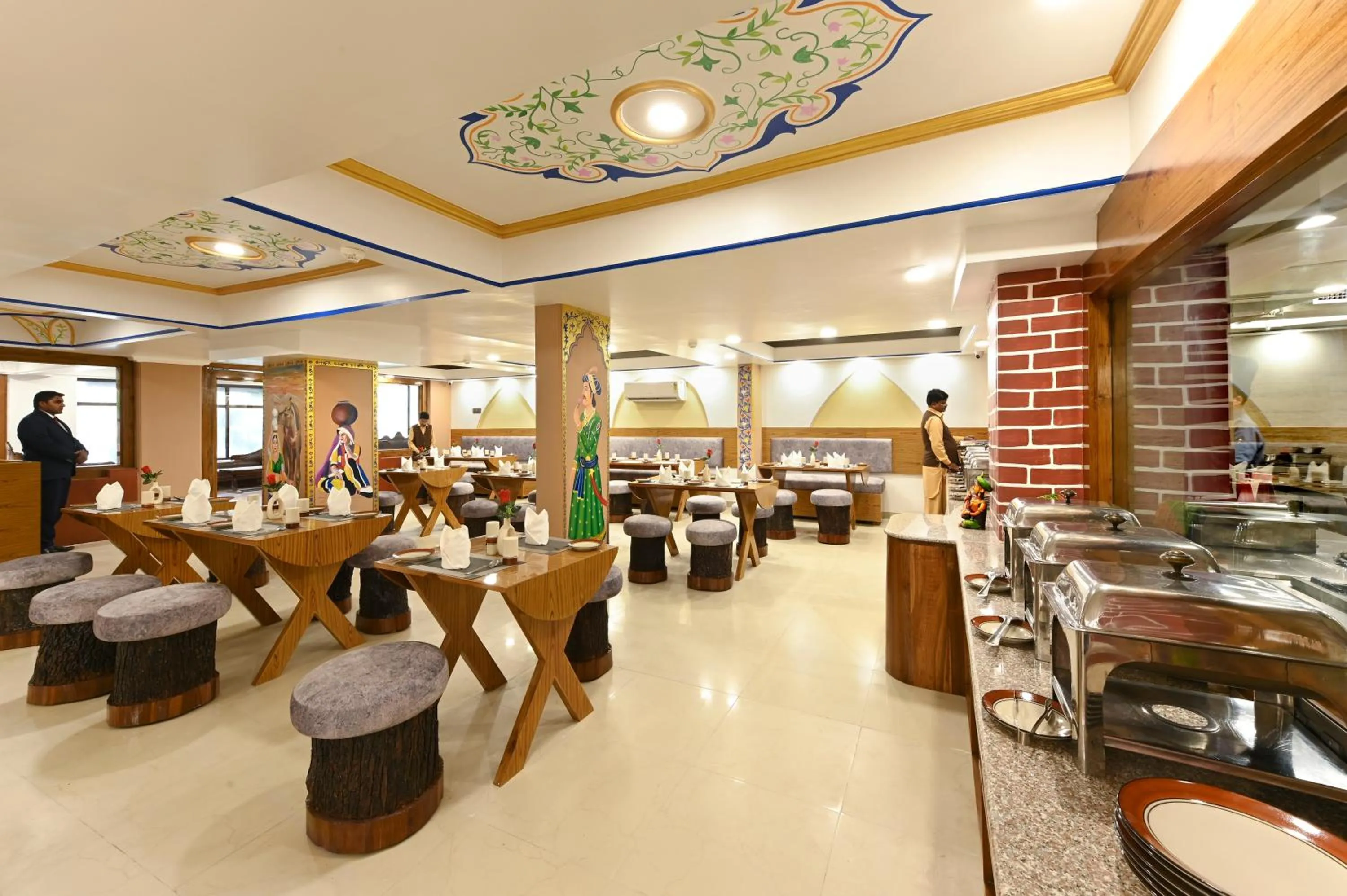 Restaurant/places to eat in Hotel Ganga Ratan