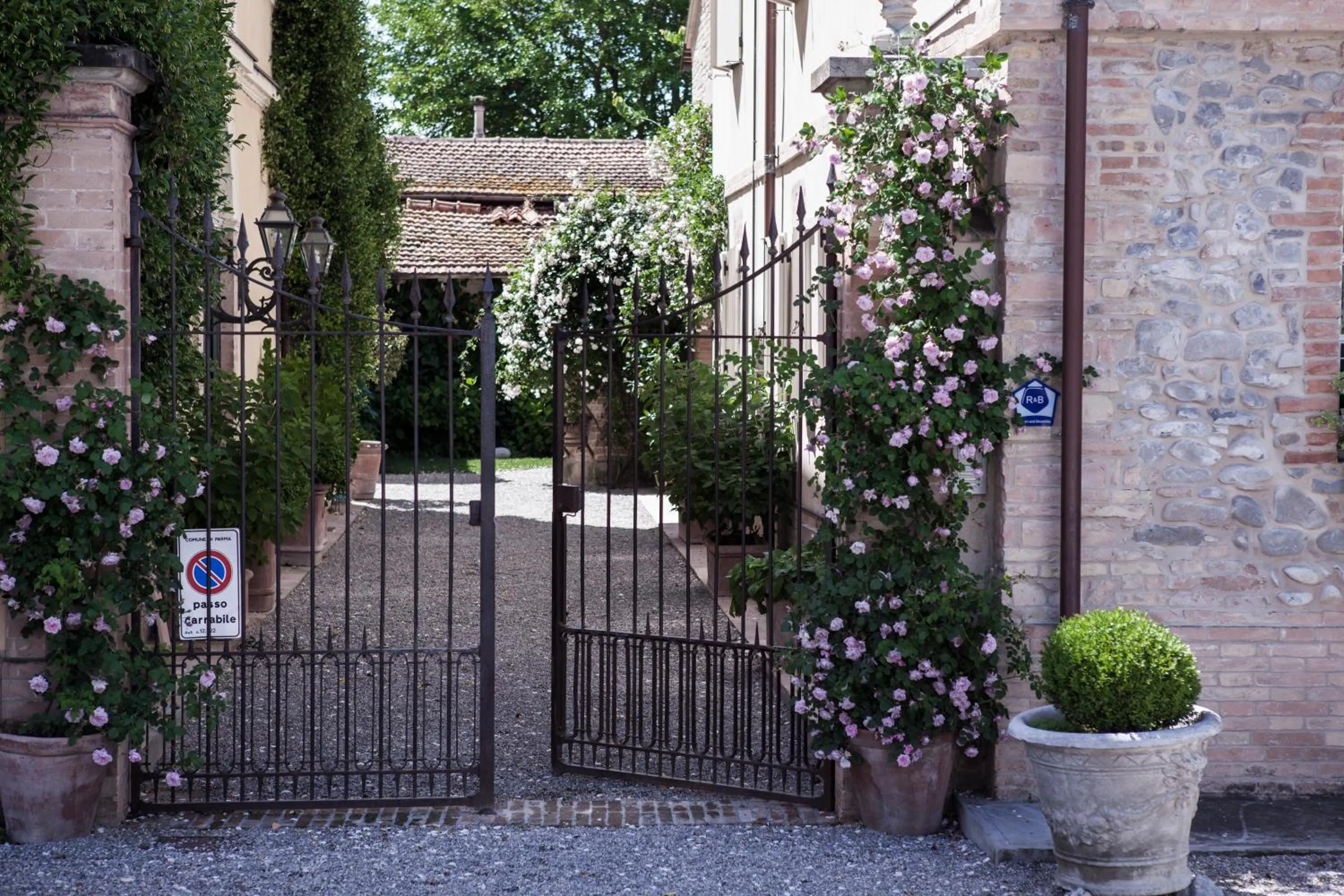 Facade/entrance in Villino di Porporano