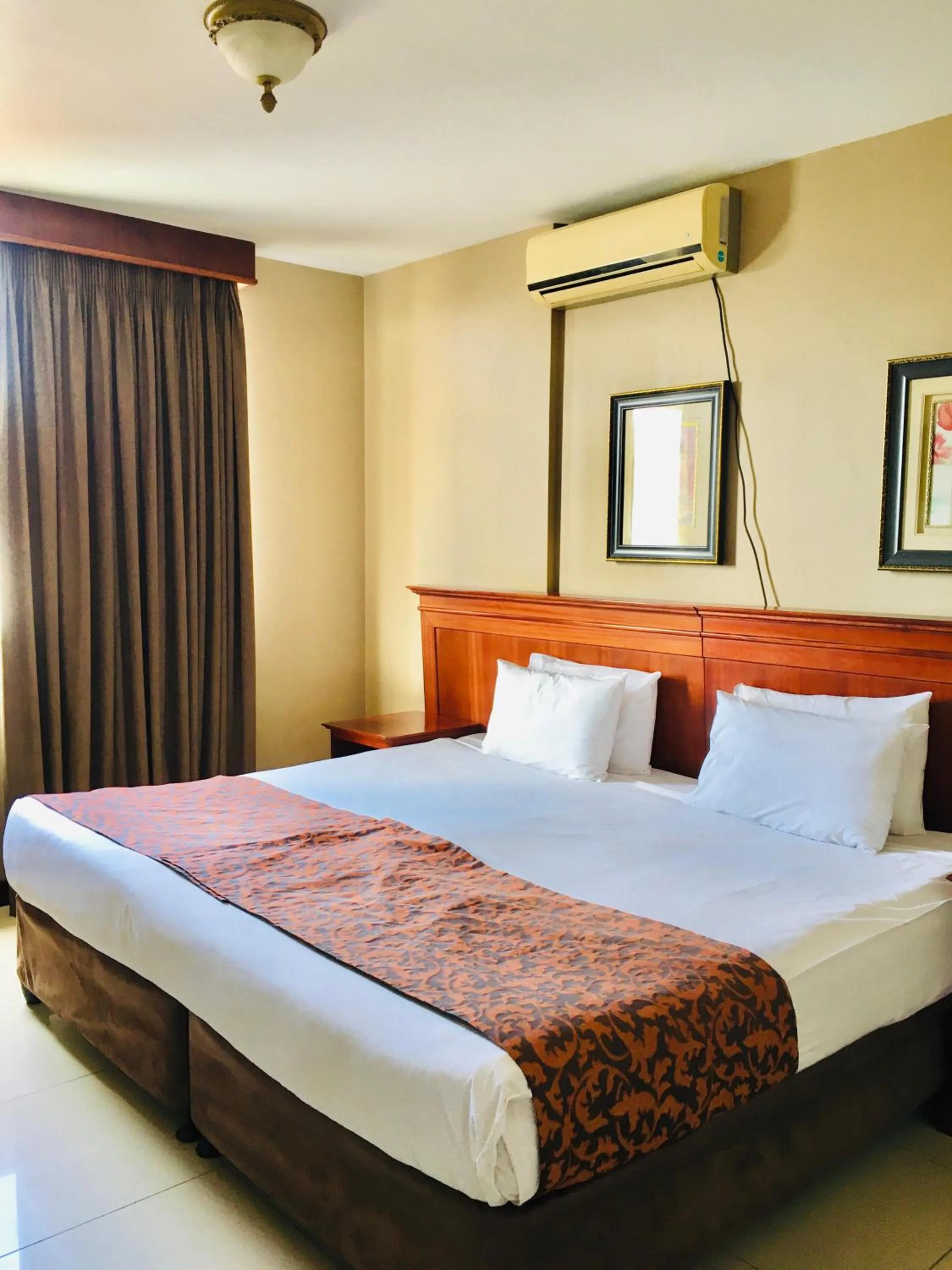 Bedroom, Bed in Emakhosini Hotel On East