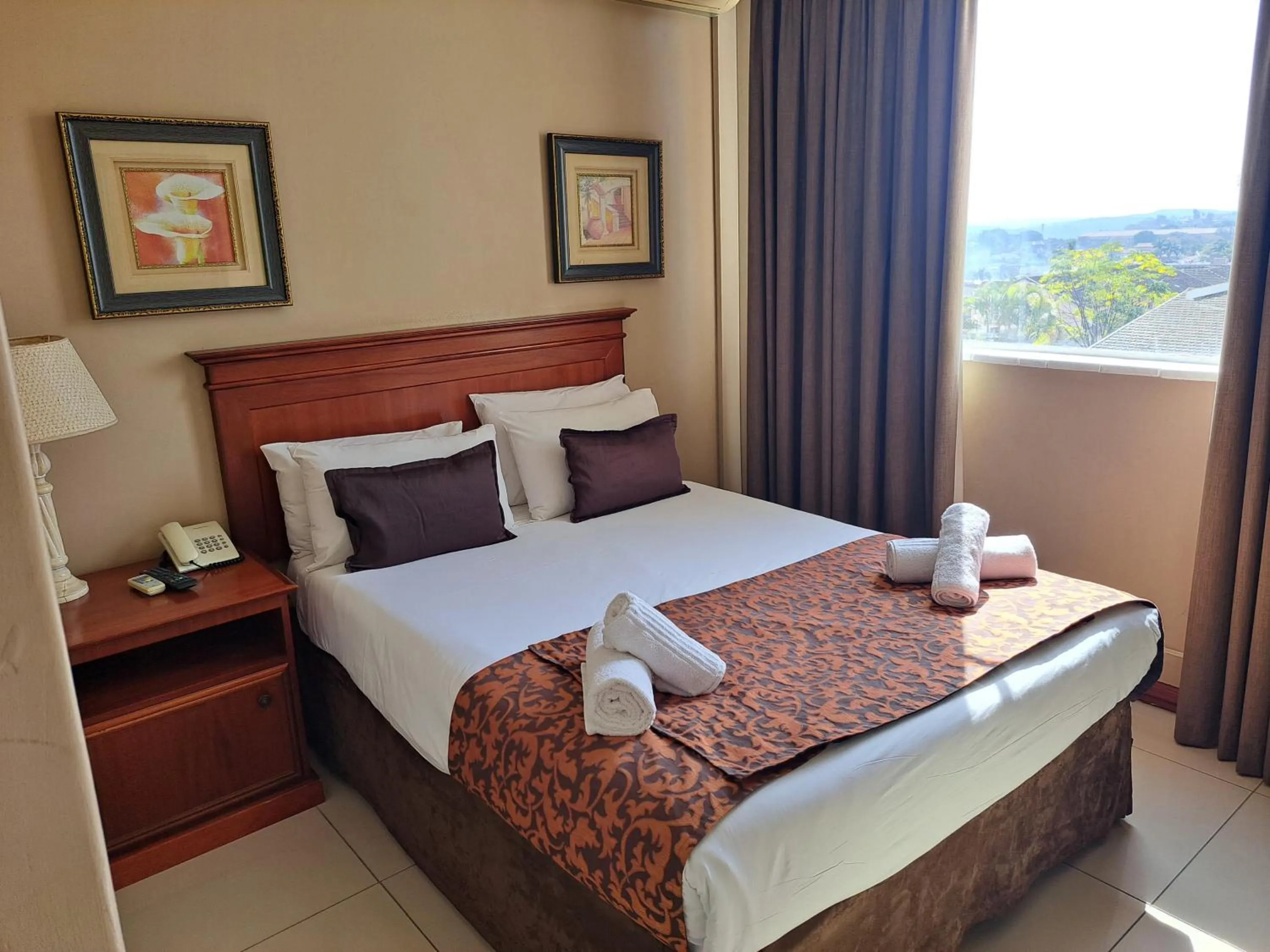 Bedroom, Bed in Emakhosini Hotel On East