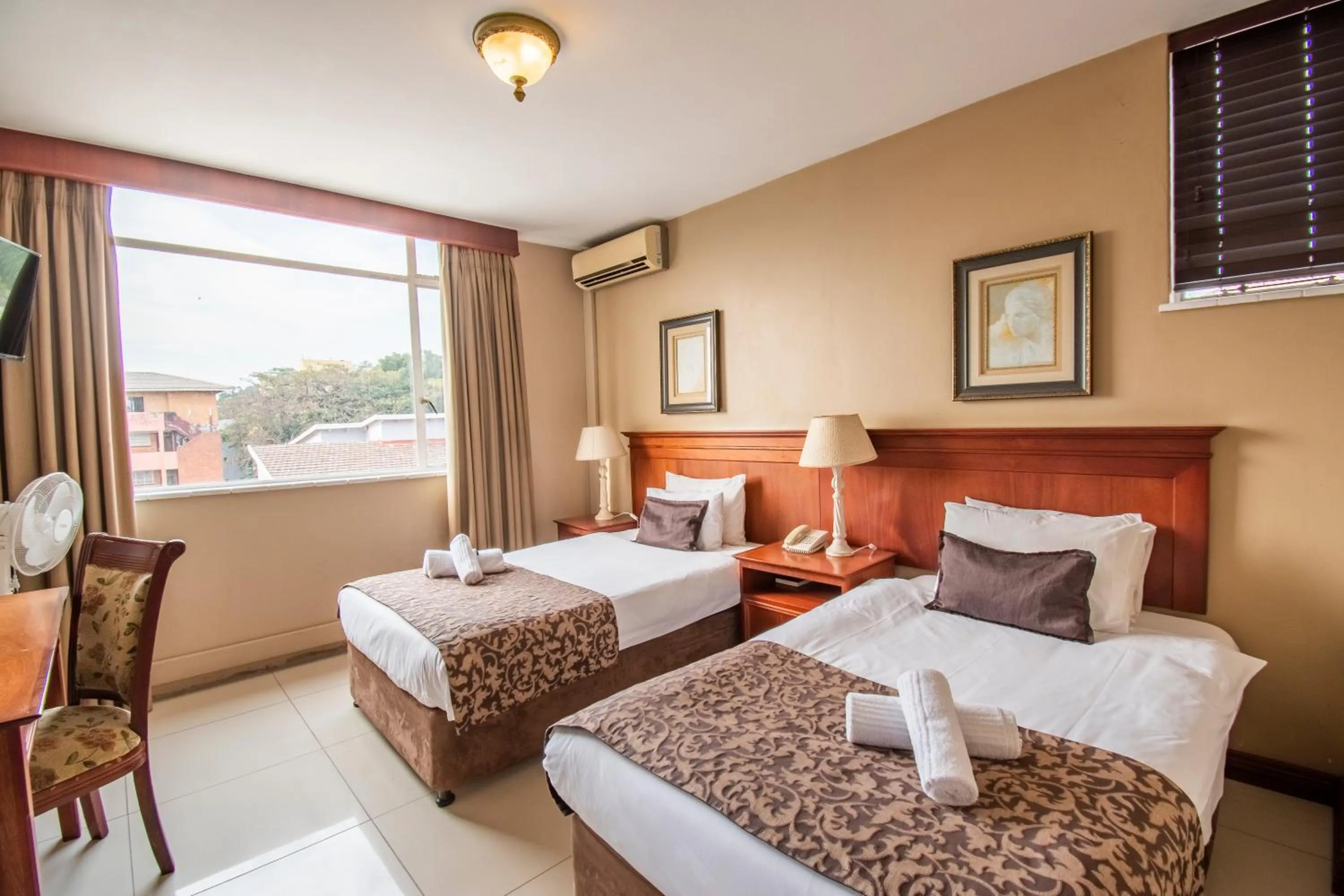 Bed in Emakhosini Hotel On East