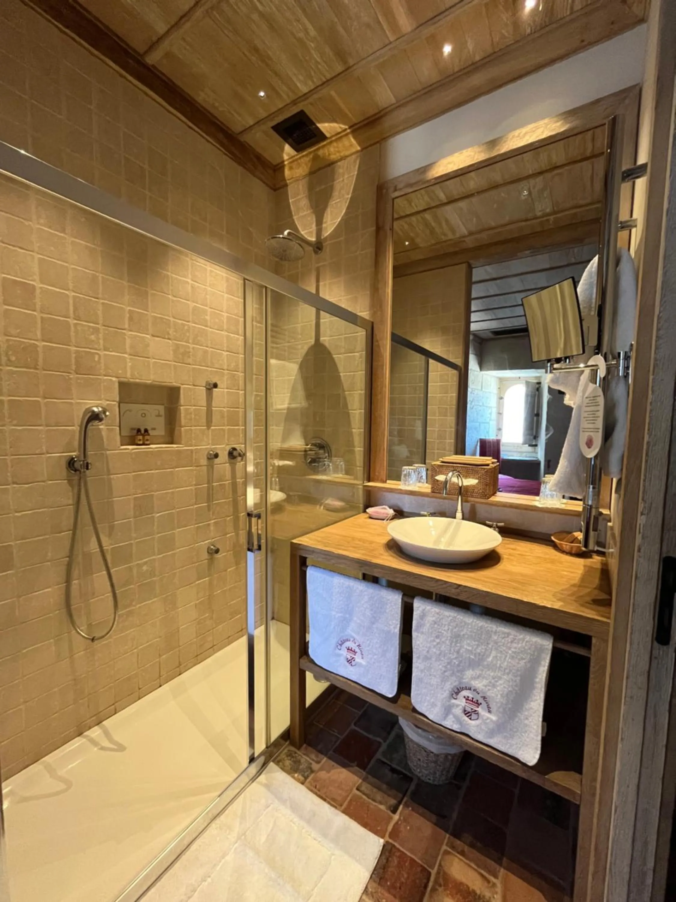 Bathroom in Hôtel du Château du Rivau