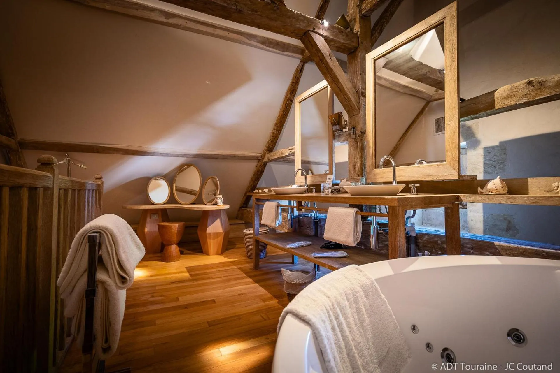 Hot Tub, Bed in Hôtel du Château du Rivau