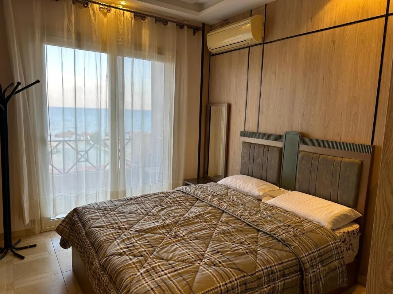 Bed in La Sirena Villa for Families only