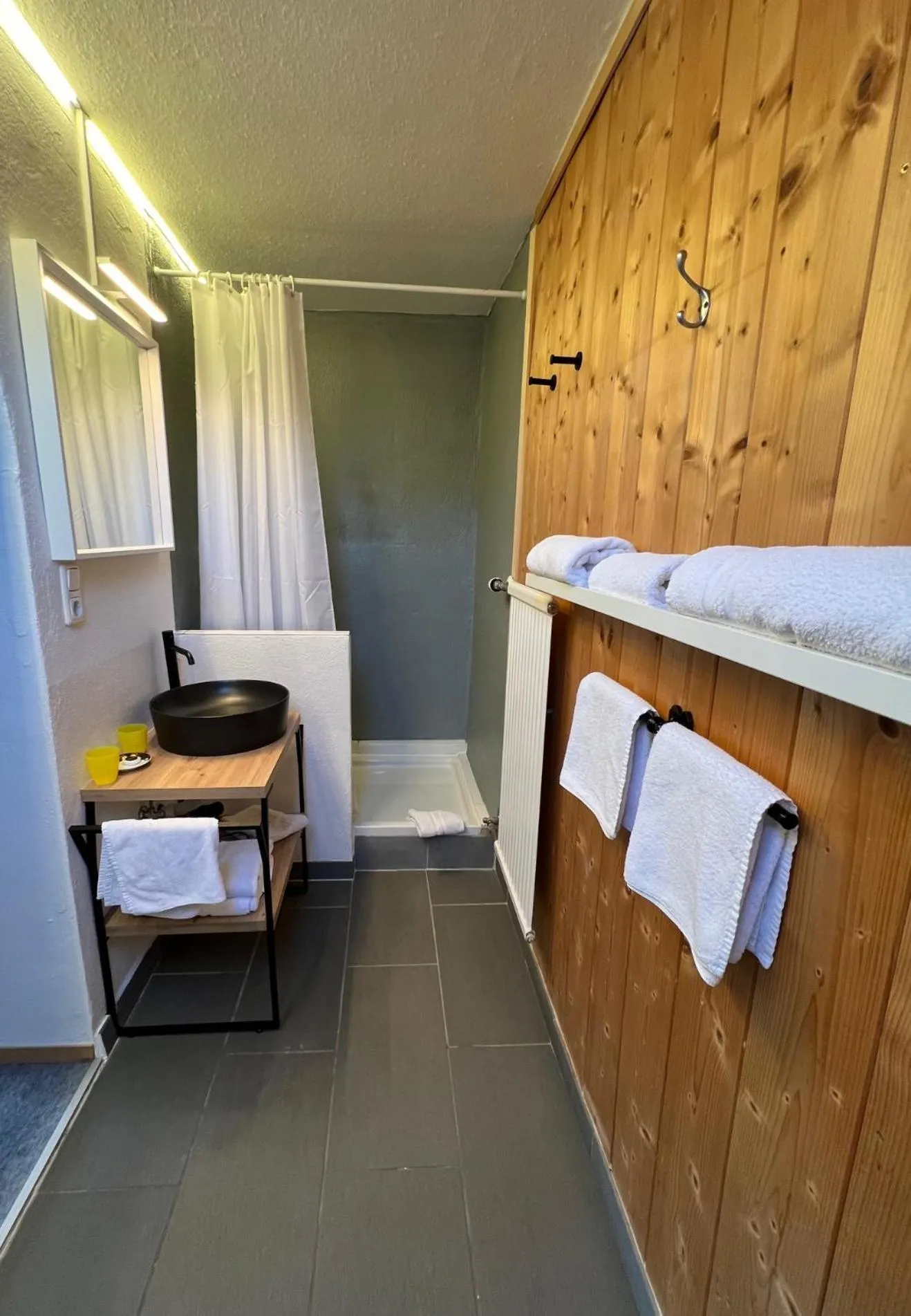 Shower, Bed in Gästehaus Alpvital