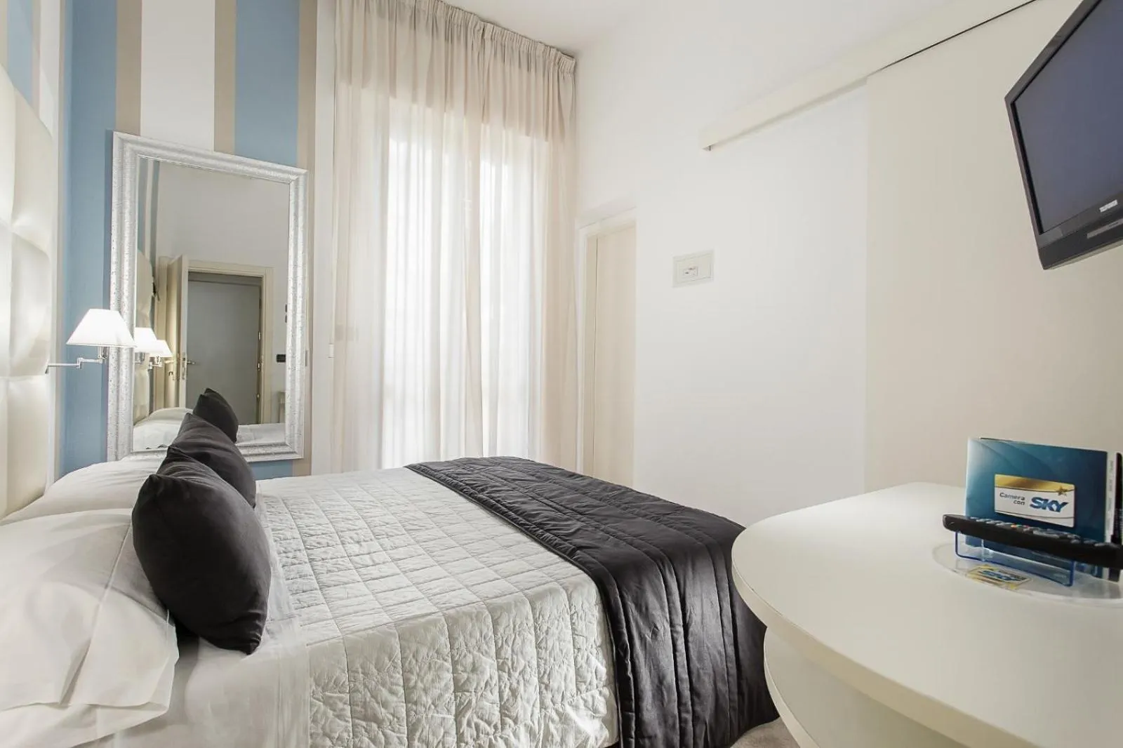 Photo of the whole room, Bed in Hotel Flora