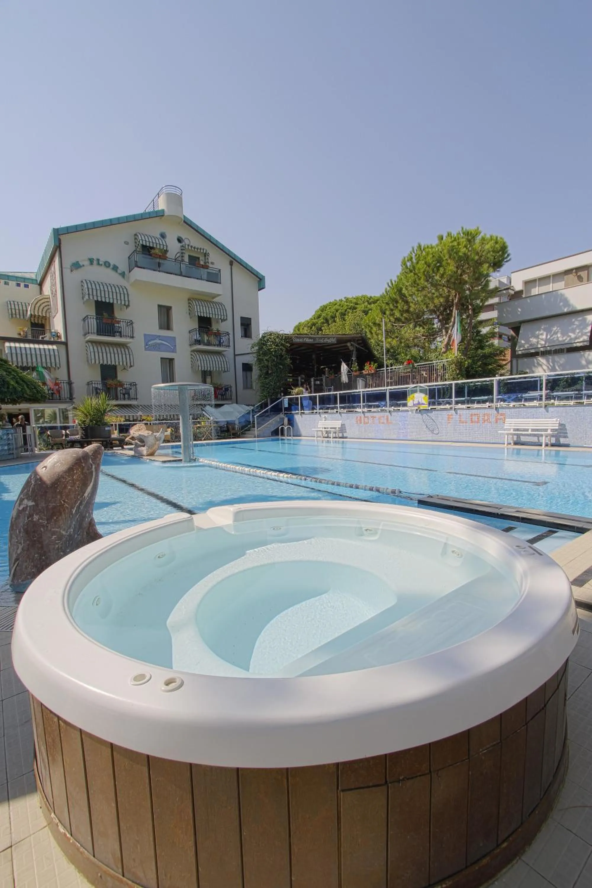 Swimming pool in Hotel Flora