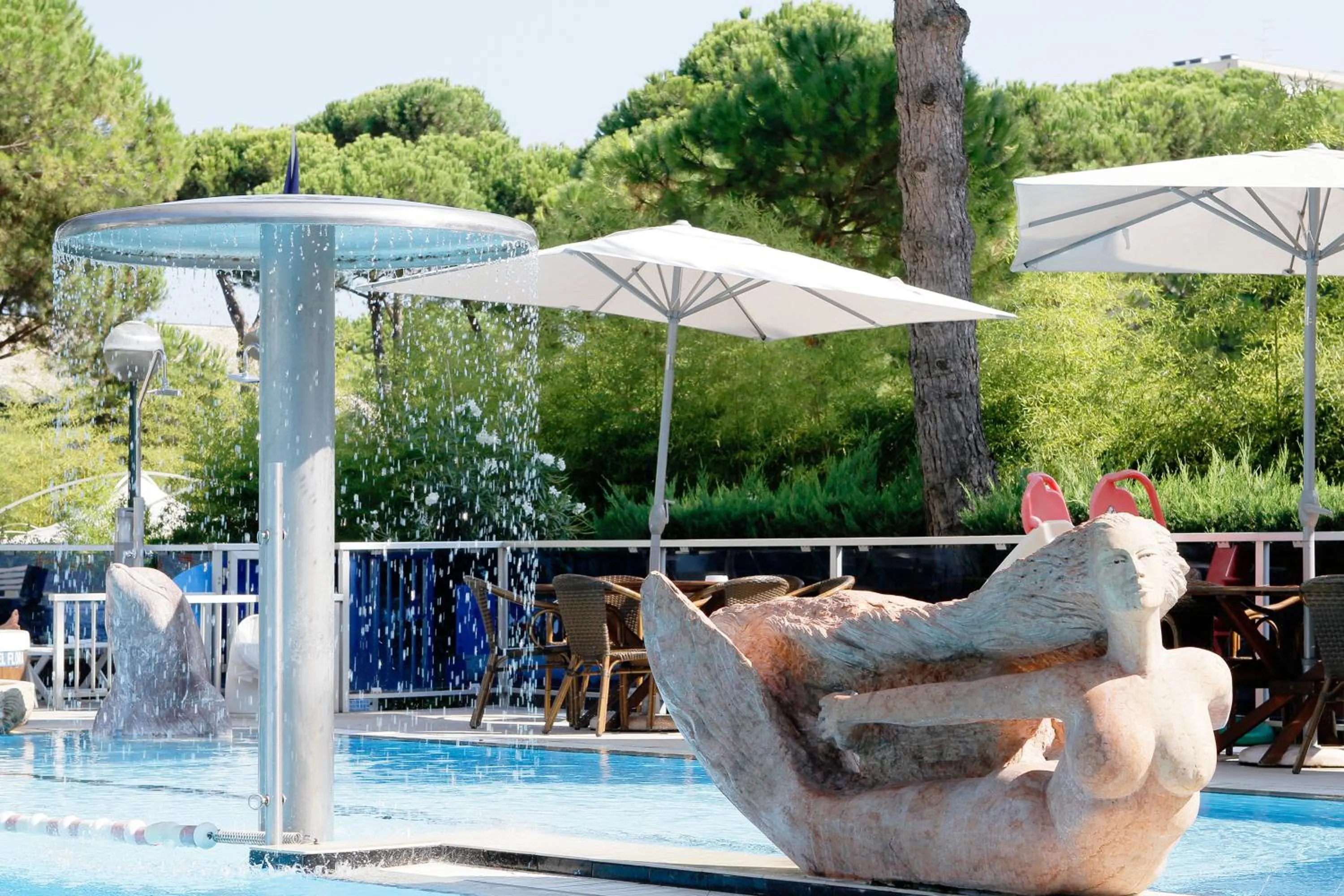 Swimming pool in Hotel Flora