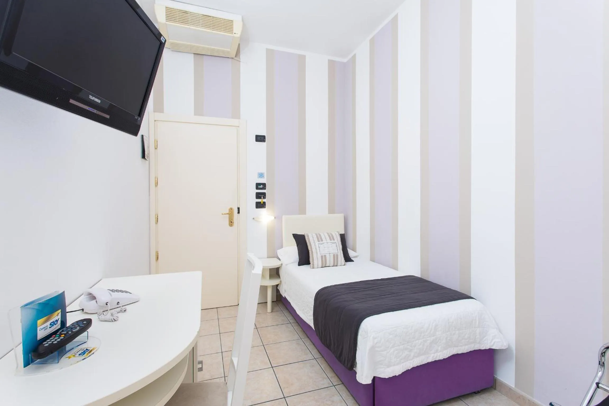 Photo of the whole room, Bed in Hotel Flora