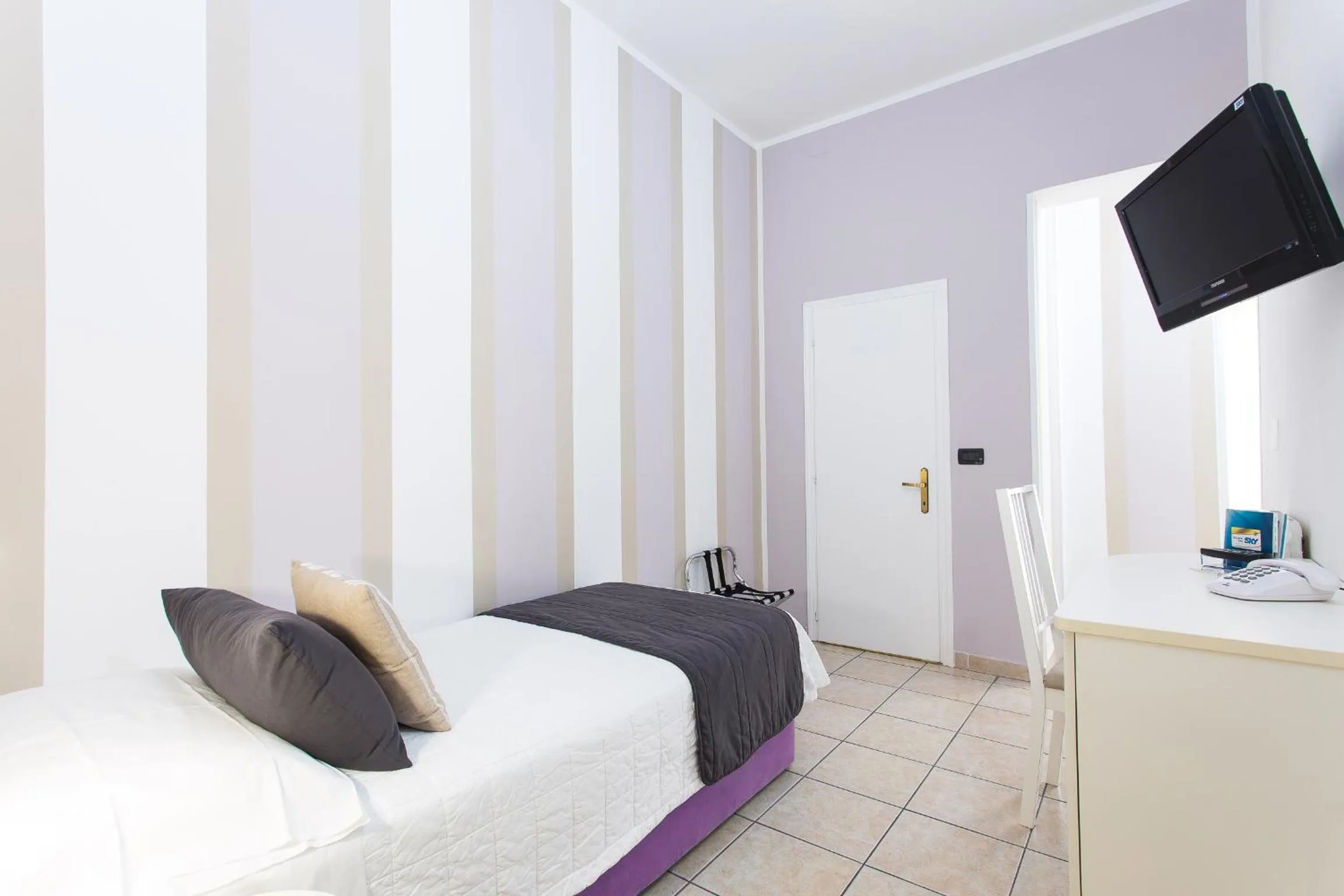 Photo of the whole room, Bed in Hotel Flora