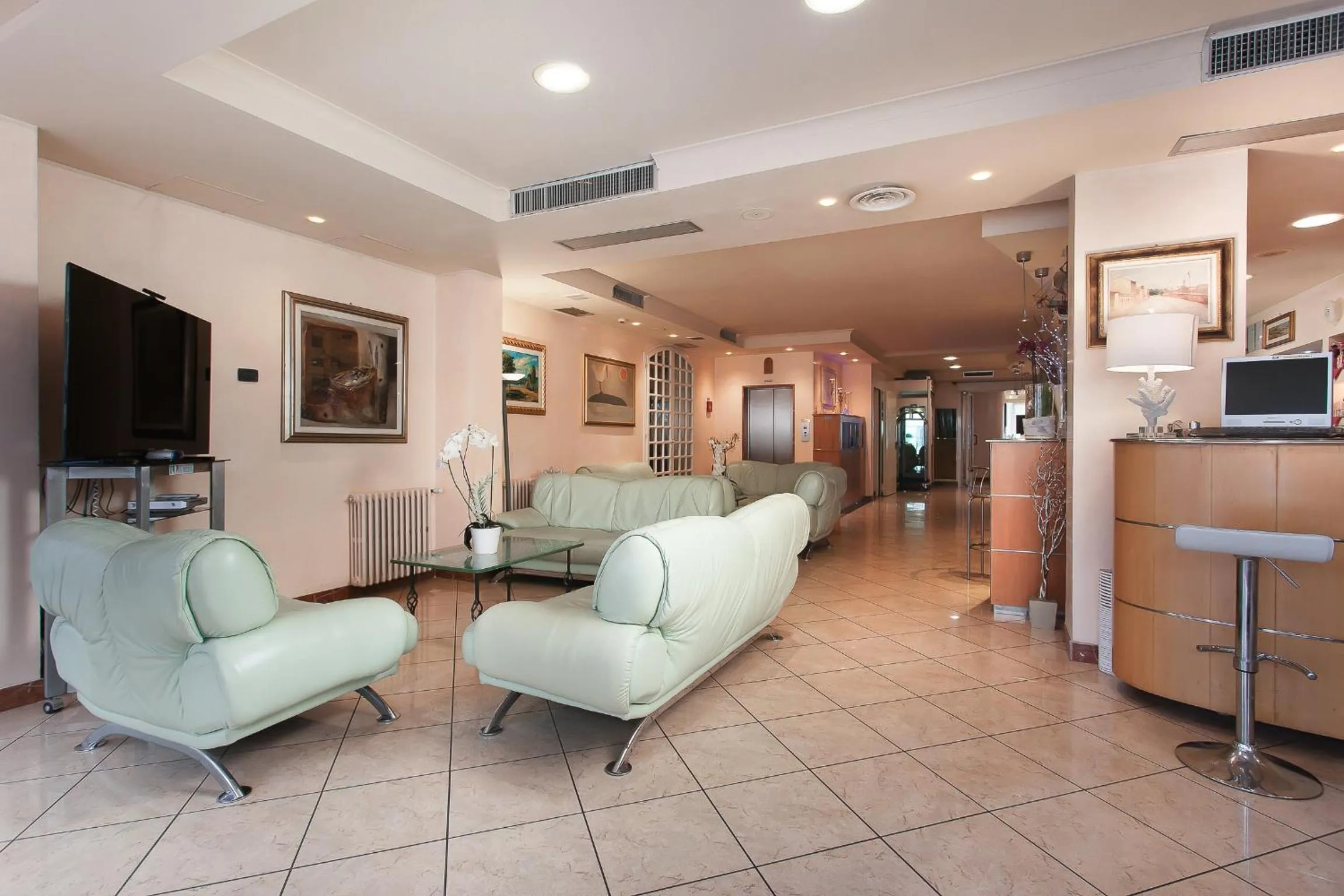 Communal lounge/ TV room in Hotel Flora