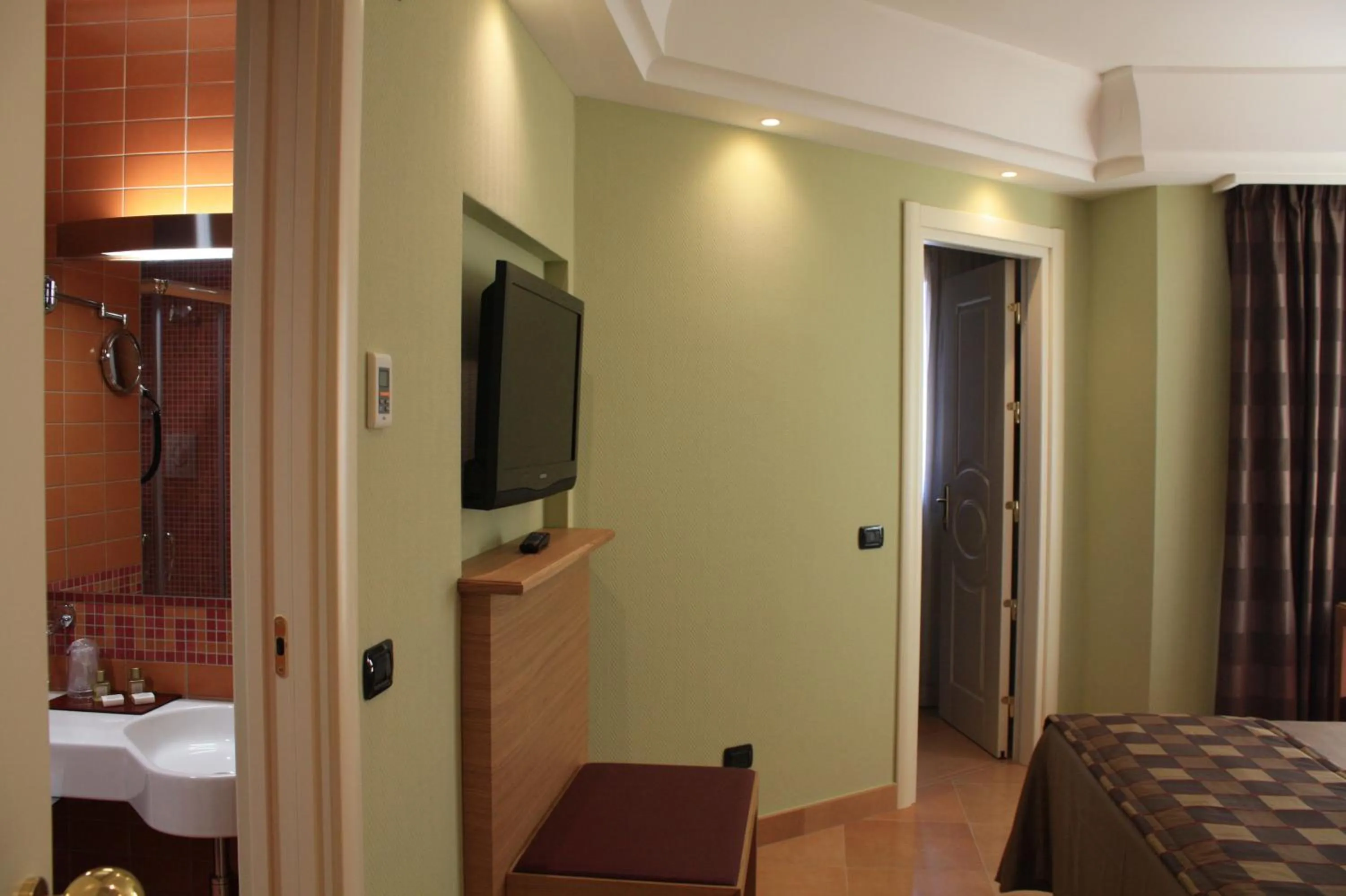 Photo of the whole room, Bed in Artemis Hotel