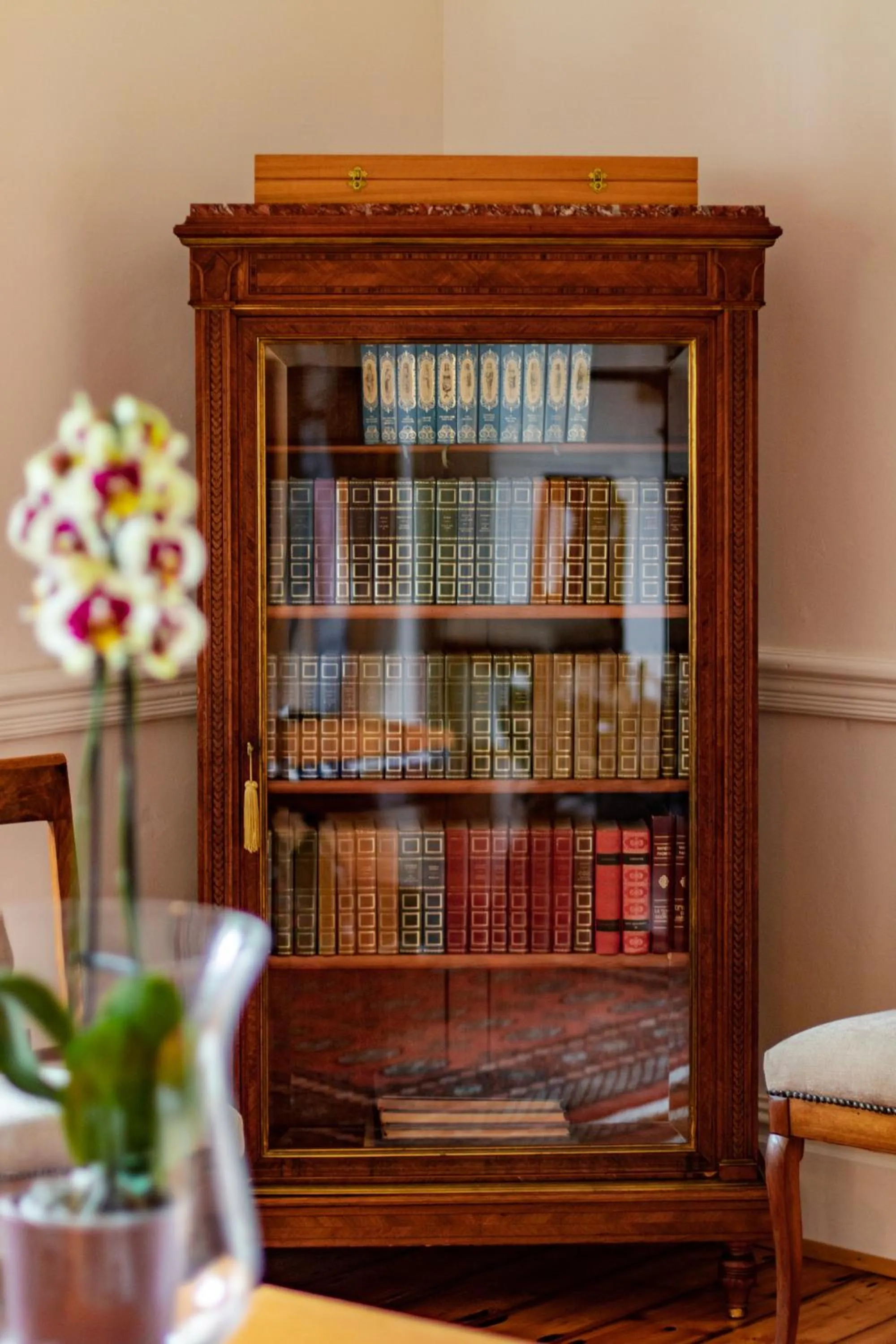 Communal lounge/ TV room in Carmichael House Boutique Hotel