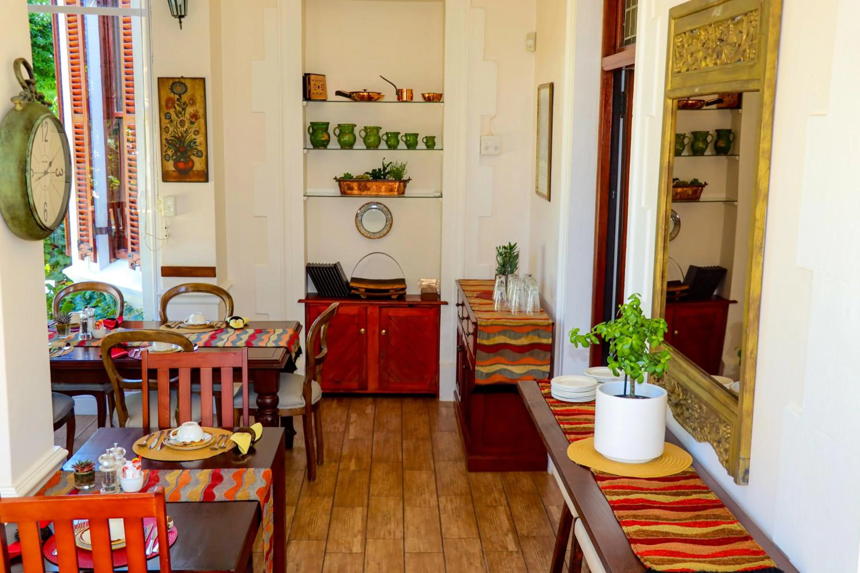 Restaurant/places to eat in Carmichael House Boutique Hotel