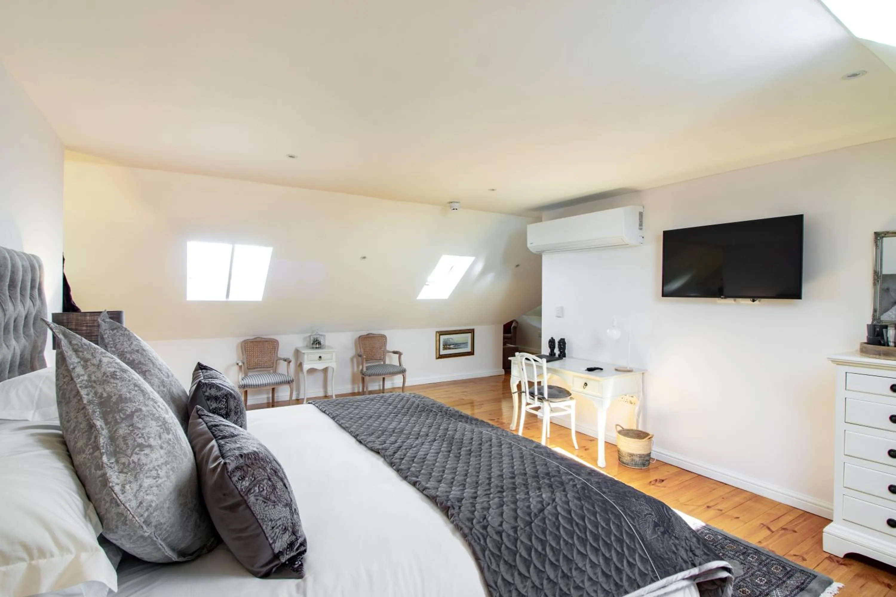 Coffee/tea facilities, Bed in Carmichael House Boutique Hotel