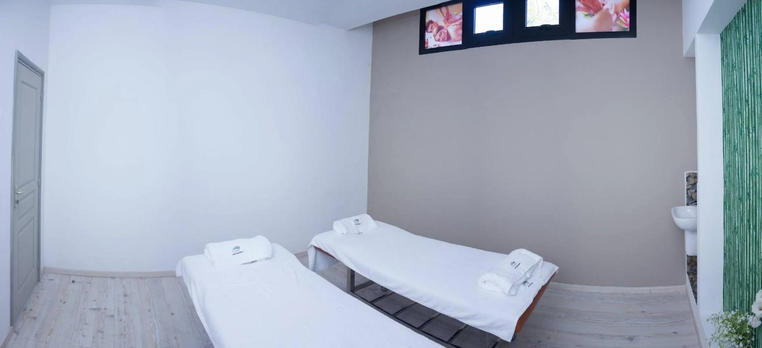 Massage, Bed in The Streamliner Hotel Apartment