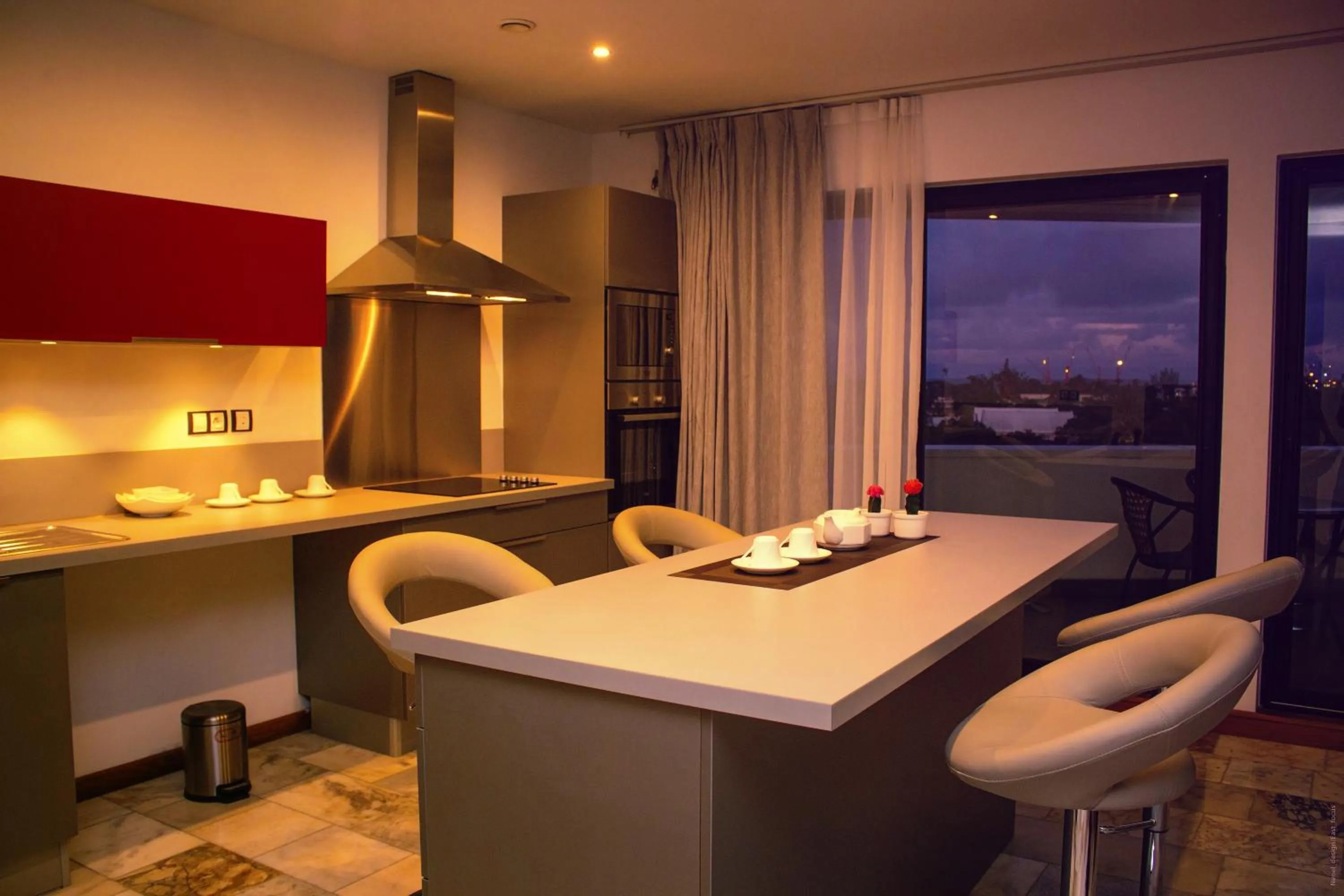 Kitchen or kitchenette in The Streamliner Hotel Apartment