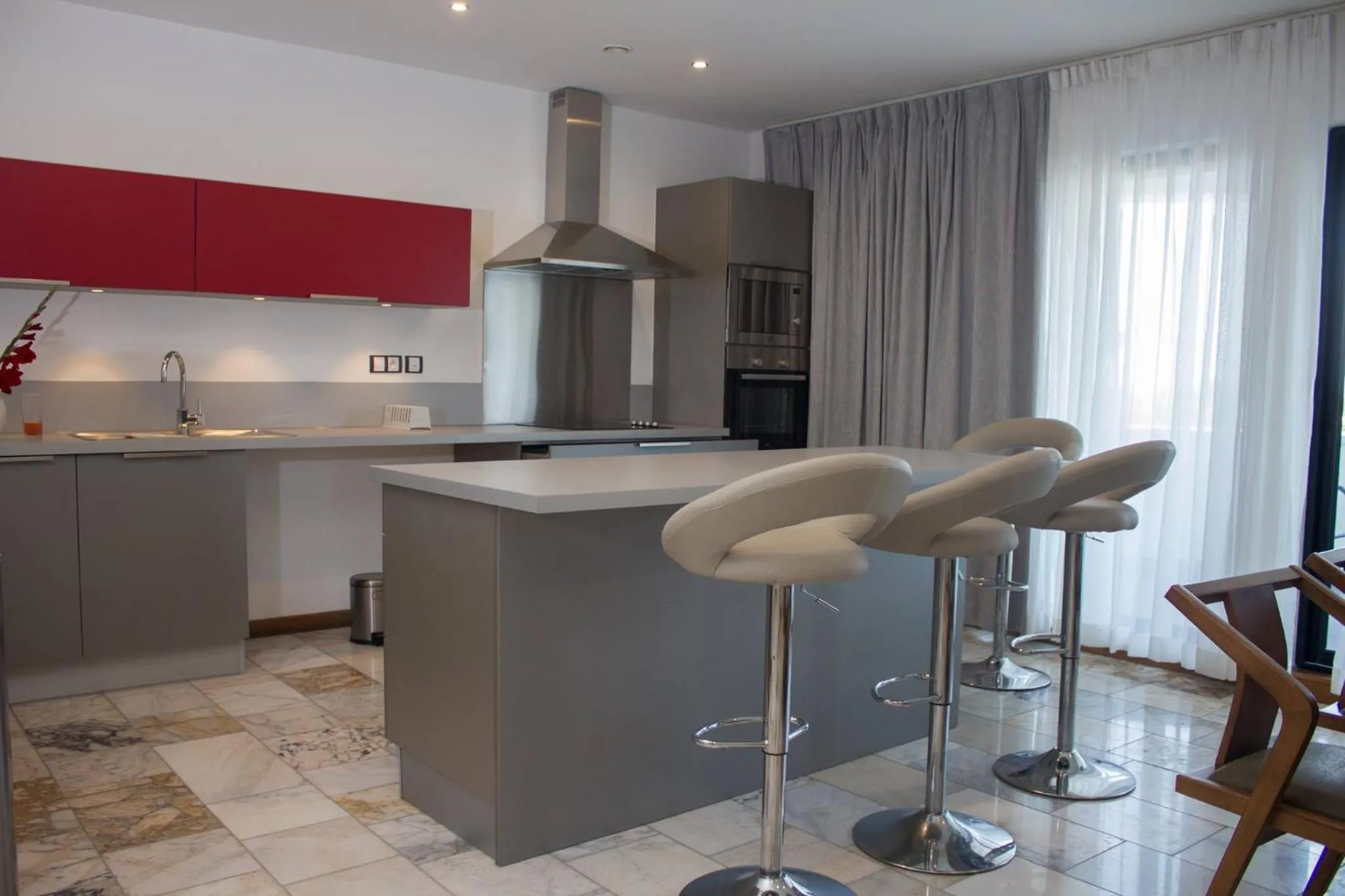 Kitchen or kitchenette in The Streamliner Hotel Apartment