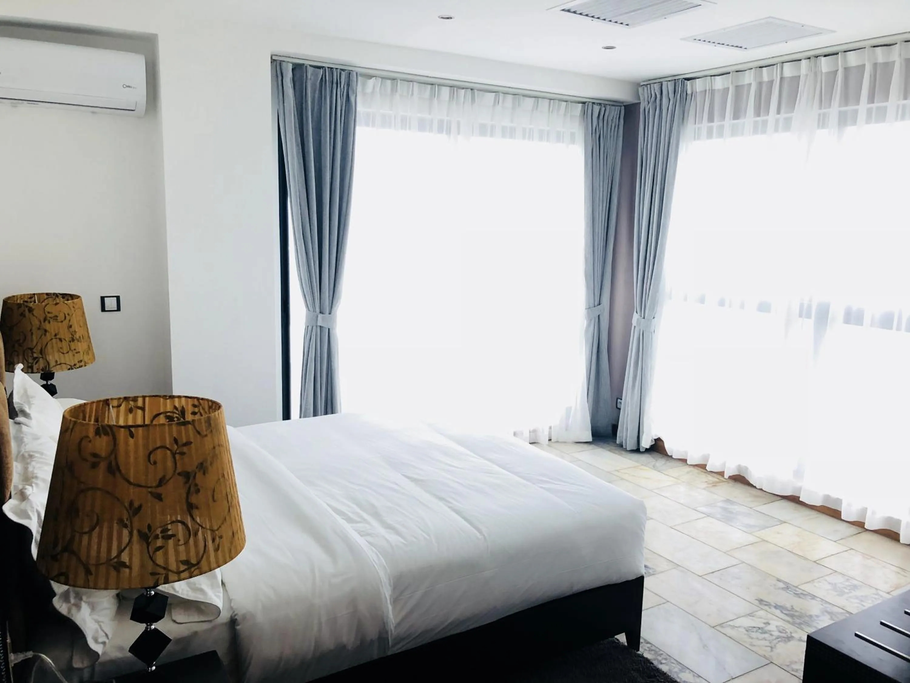 Bed in The Streamliner Hotel Apartment