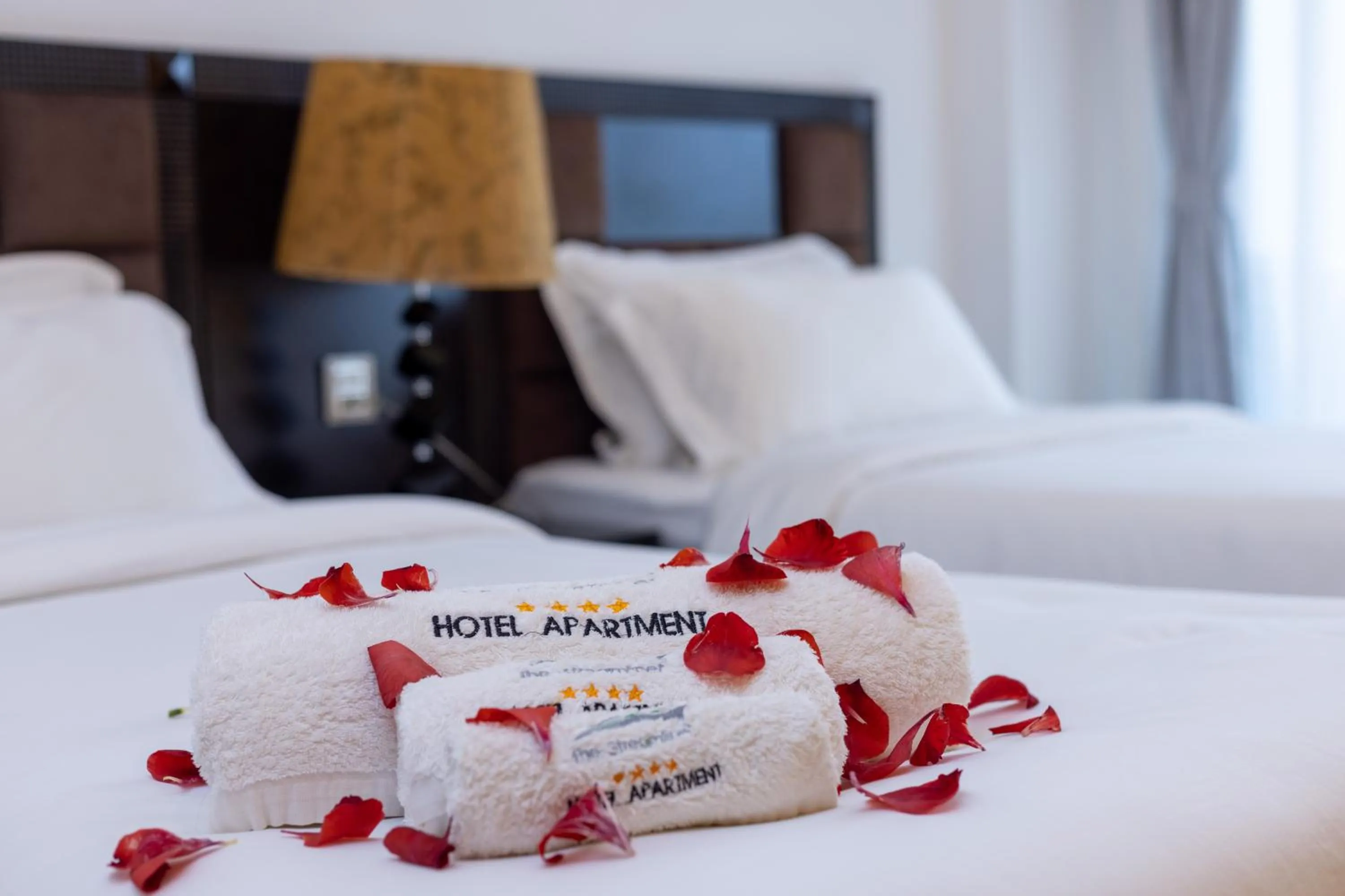 towels, Bed in The Streamliner Hotel Apartment