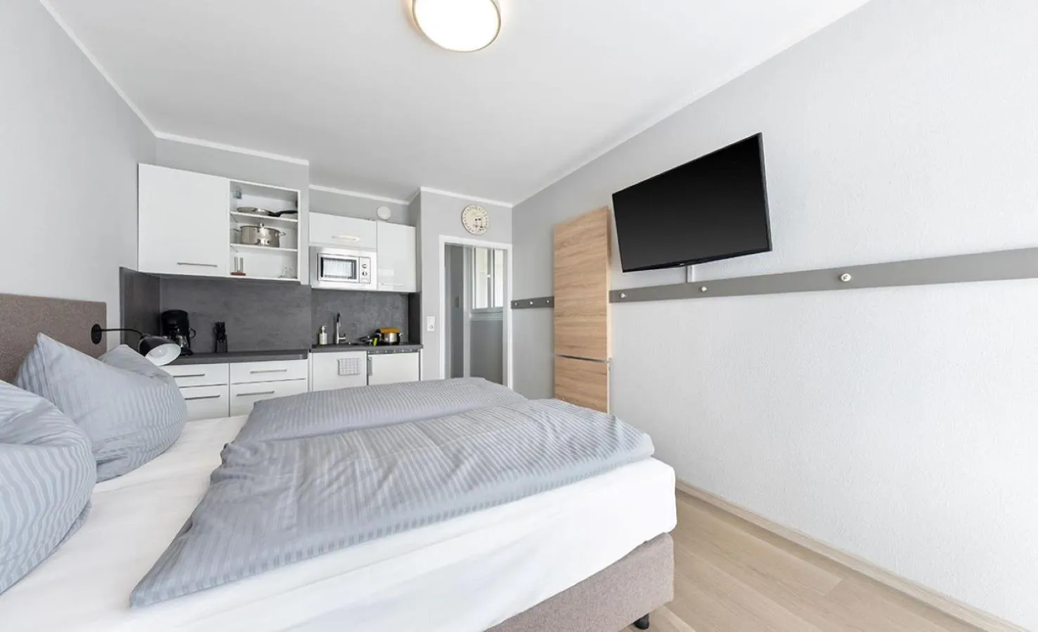 Kitchen or kitchenette, Bed in centerroom München City