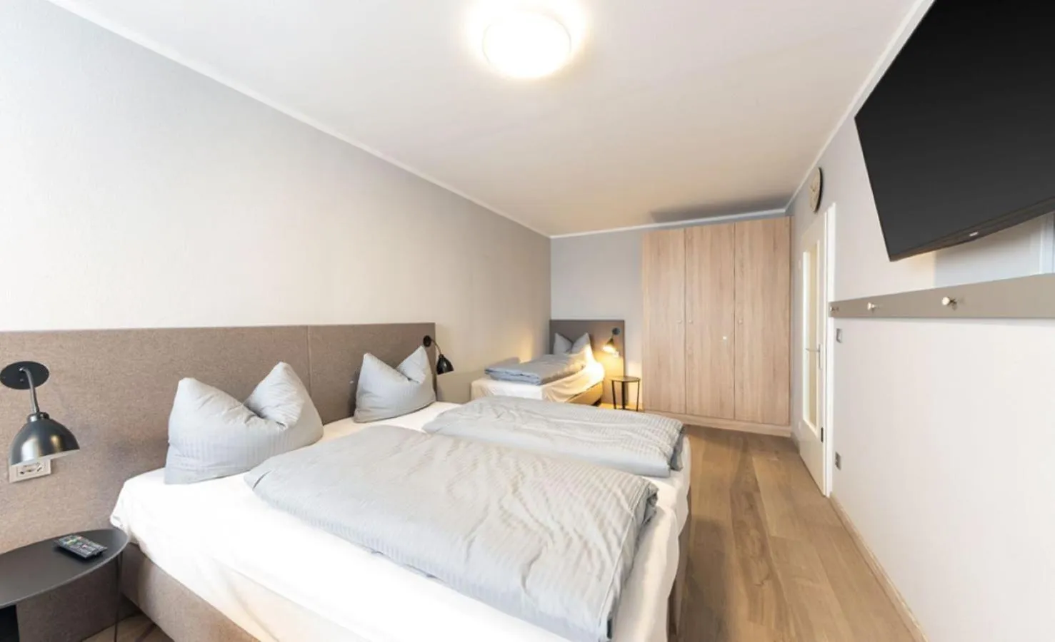 Photo of the whole room, Bed in centerroom München City
