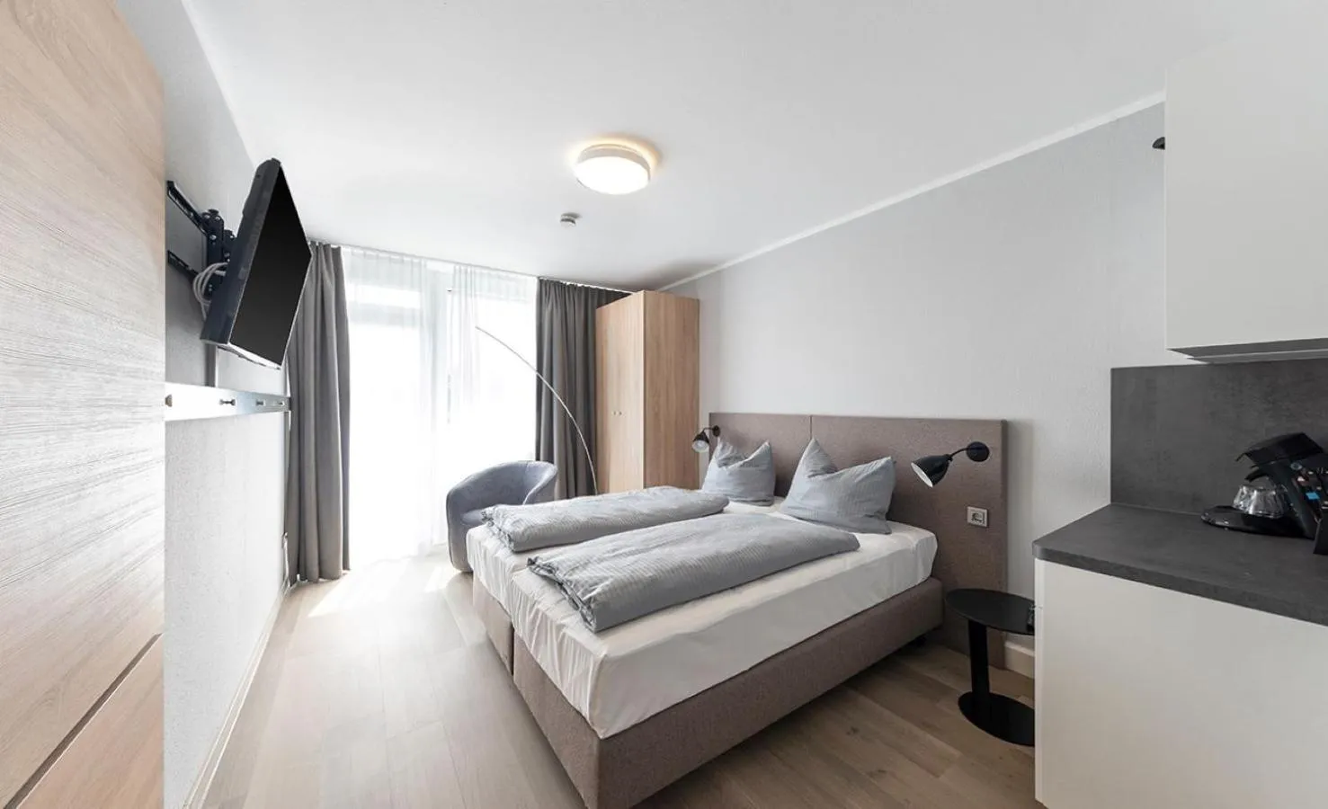 Photo of the whole room, Bed in centerroom München City