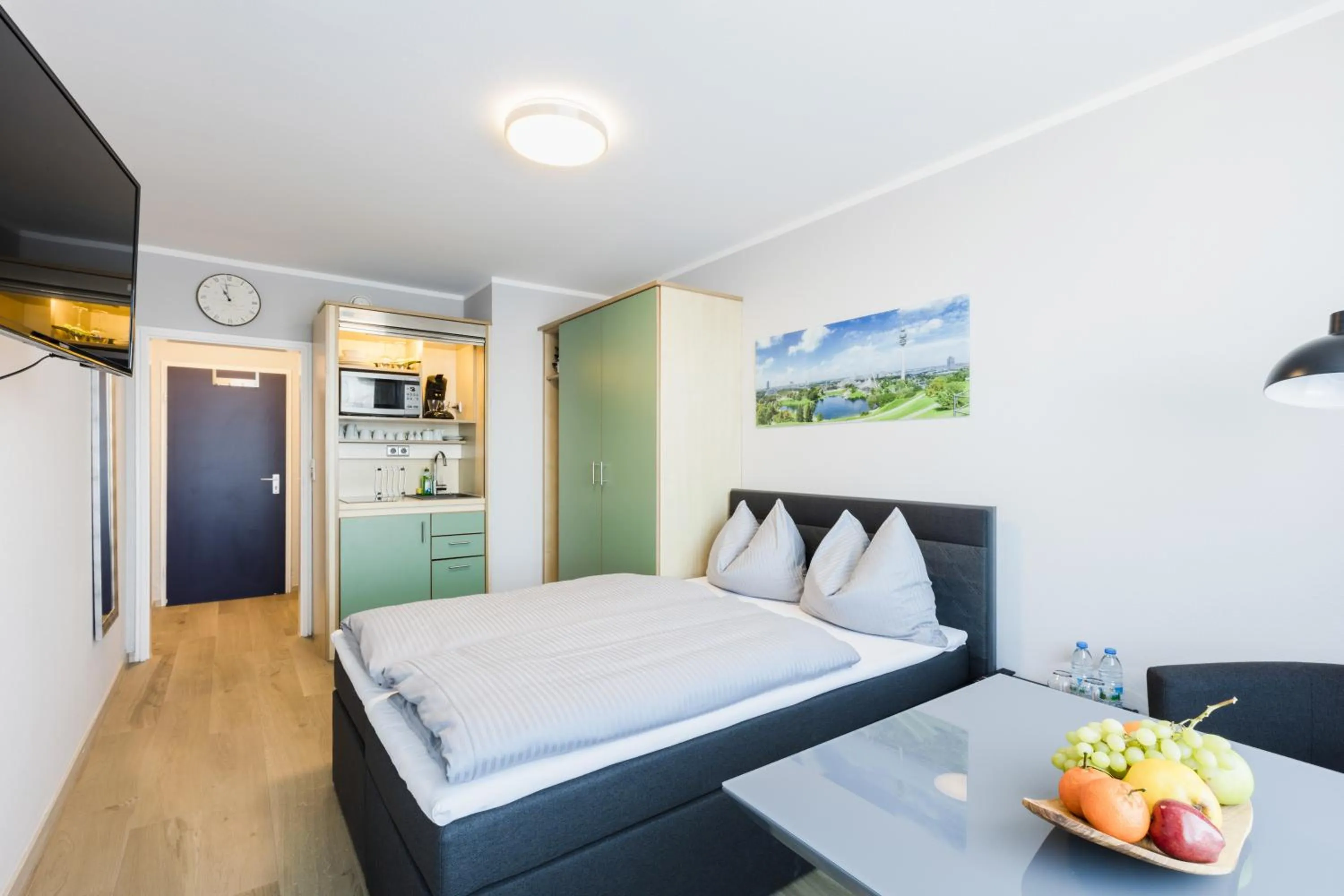 Photo of the whole room, Bed in centerroom München City