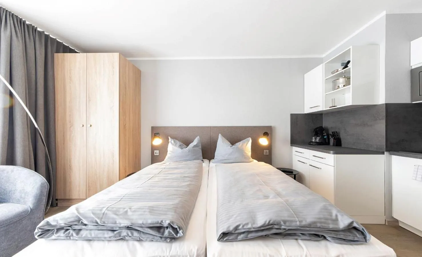 Photo of the whole room, Bed in centerroom München City