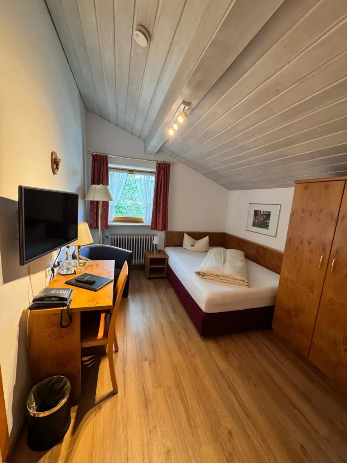 Photo of the whole room, Bed in Hotel Garni Otto Huber