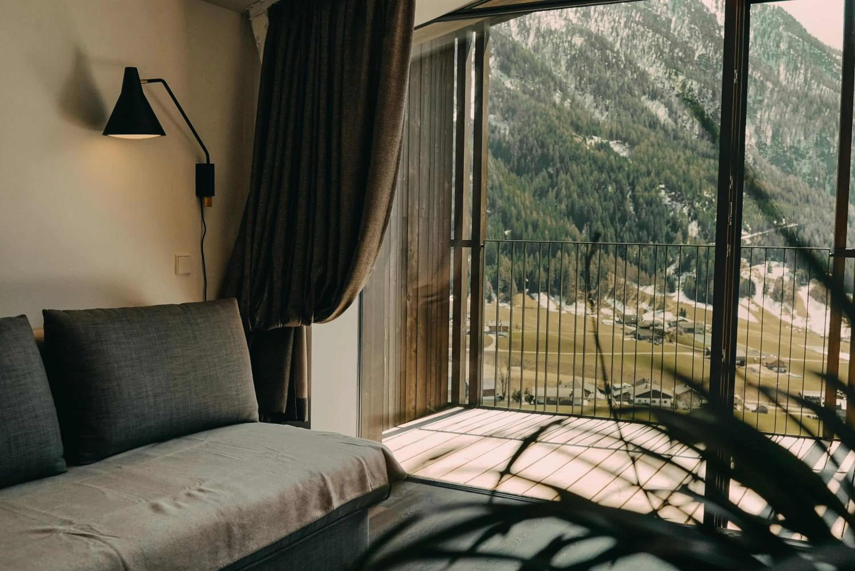 Living room, Bed in Mountain Residence Montana