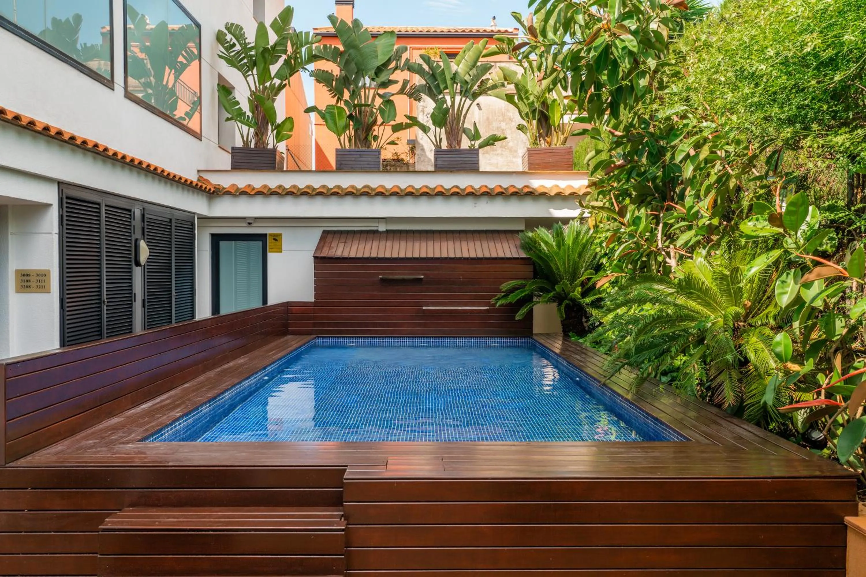 Swimming pool in Beatrix 2000 - Caliu Apartments