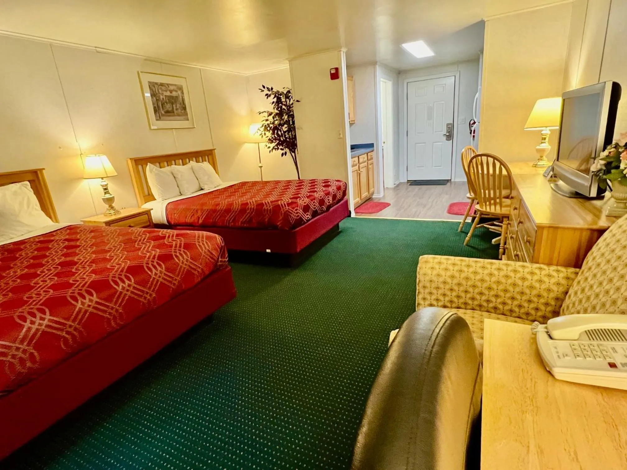 Bed in Rodeway Inn & Suites Brunswick near Hwy 1