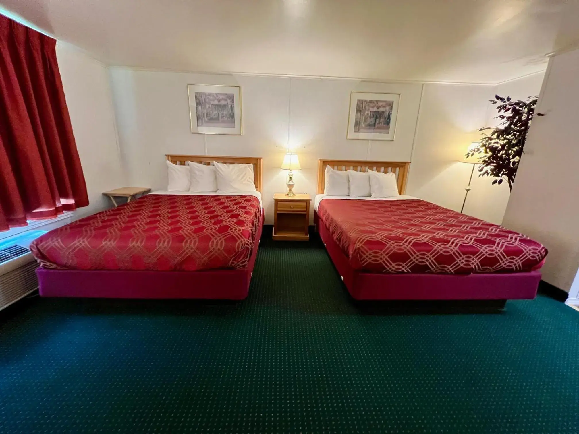 Bed in Rodeway Inn & Suites Brunswick near Hwy 1 Bed in Rodeway Inn & Suites Brunswick near Hwy 1