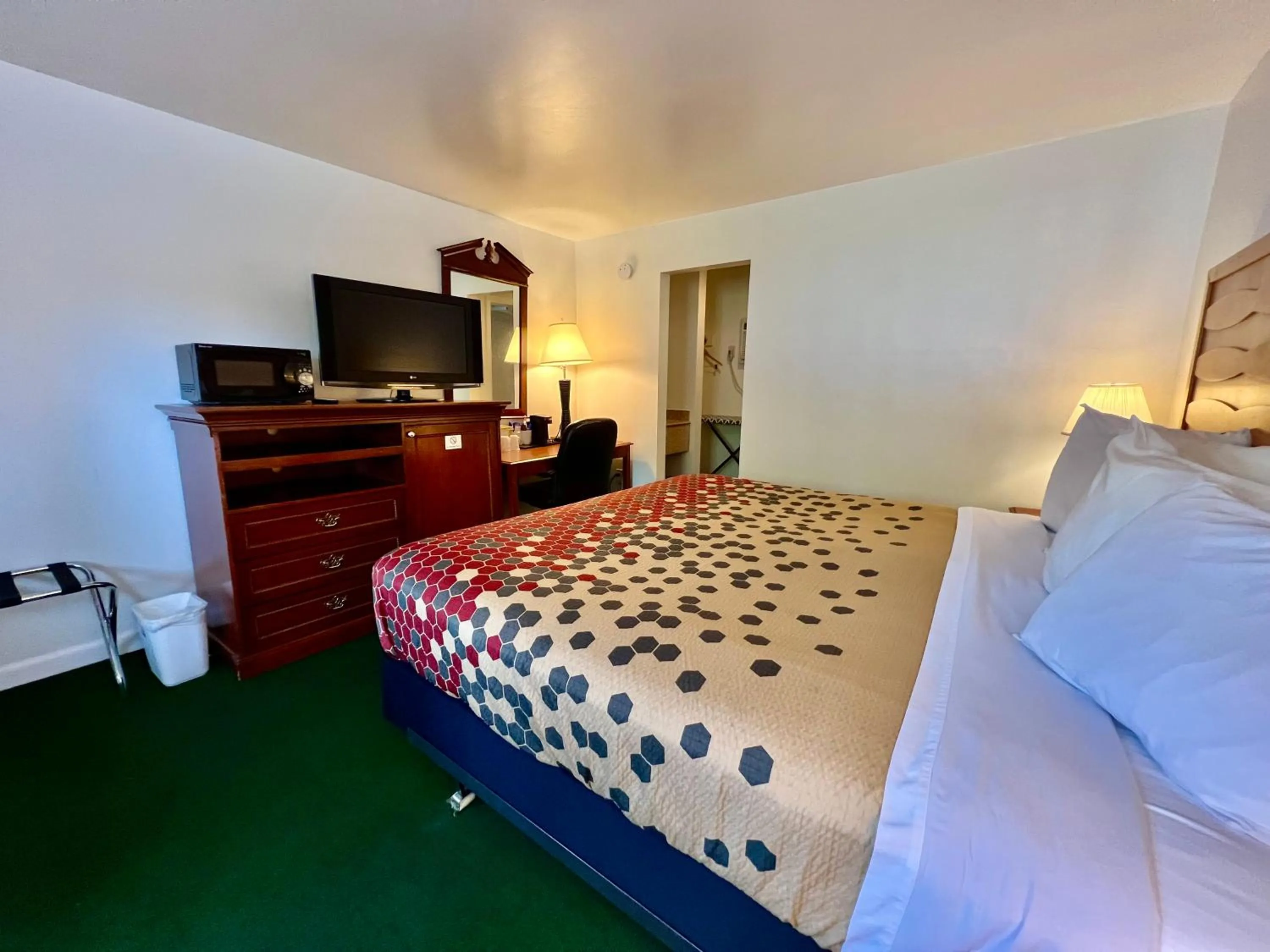 Bed in Rodeway Inn & Suites Brunswick near Hwy 1