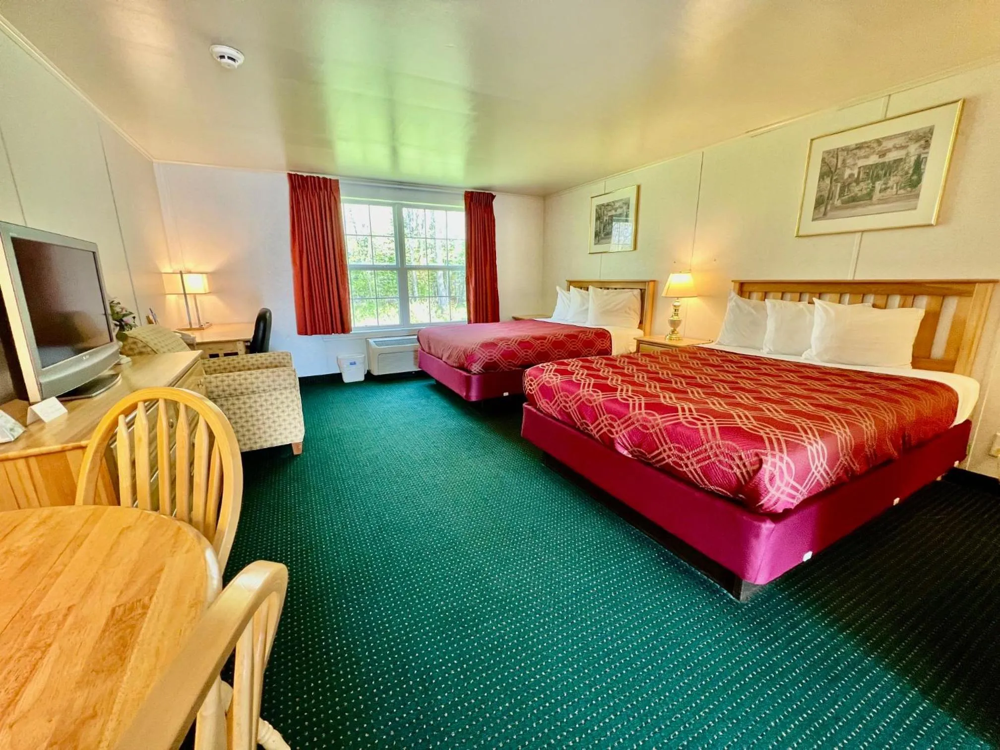 Bed in Rodeway Inn & Suites Brunswick near Hwy 1