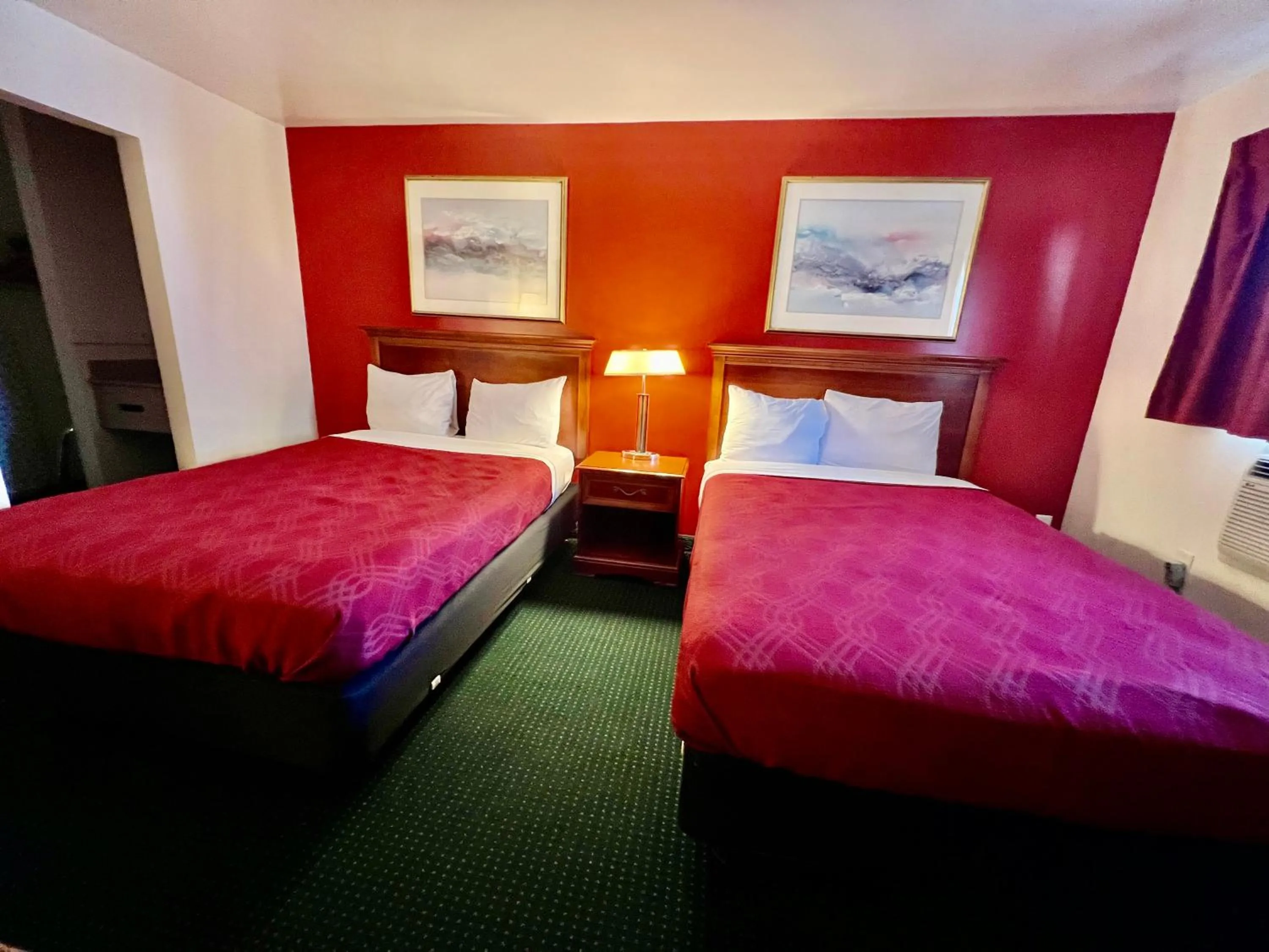 Bed in Rodeway Inn & Suites Brunswick near Hwy 1