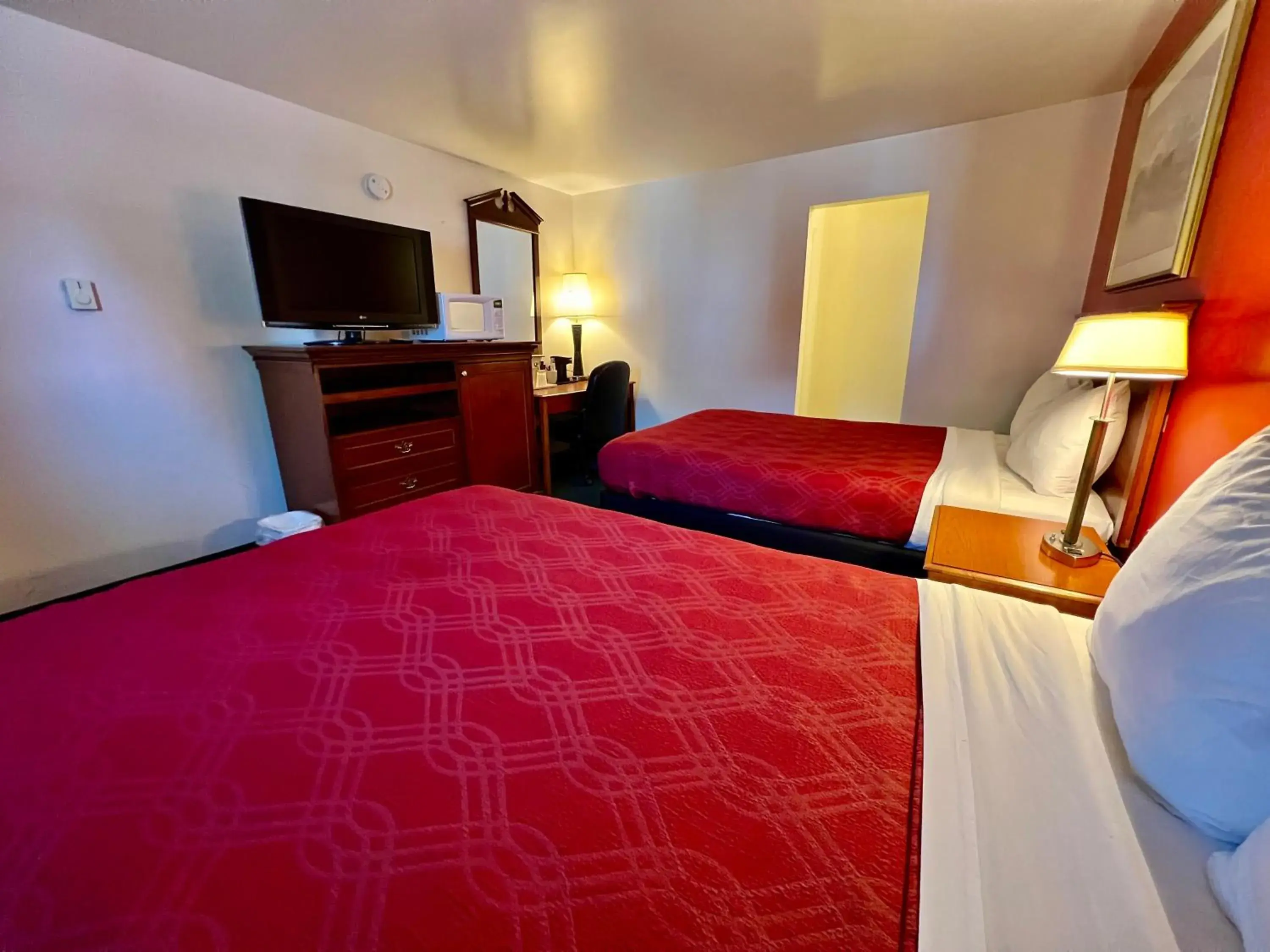 Bed in Rodeway Inn & Suites Brunswick near Hwy 1 Bed in Rodeway Inn & Suites Brunswick near Hwy 1