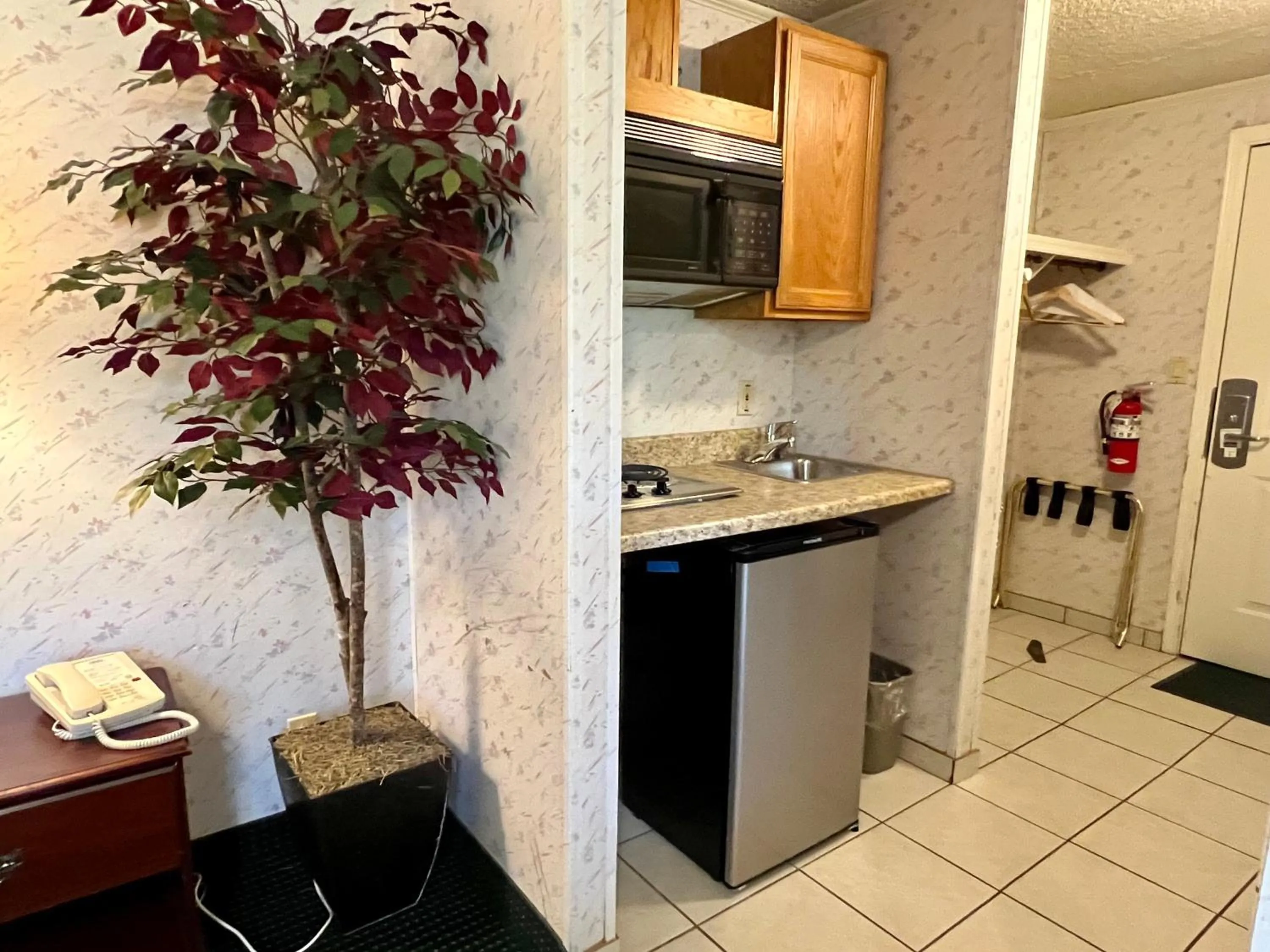 Rodeway Inn & Suites Brunswick near Hwy 1