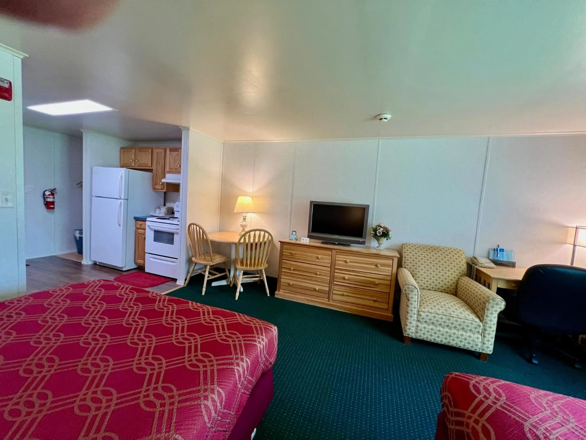 Bed in Rodeway Inn & Suites Brunswick near Hwy 1