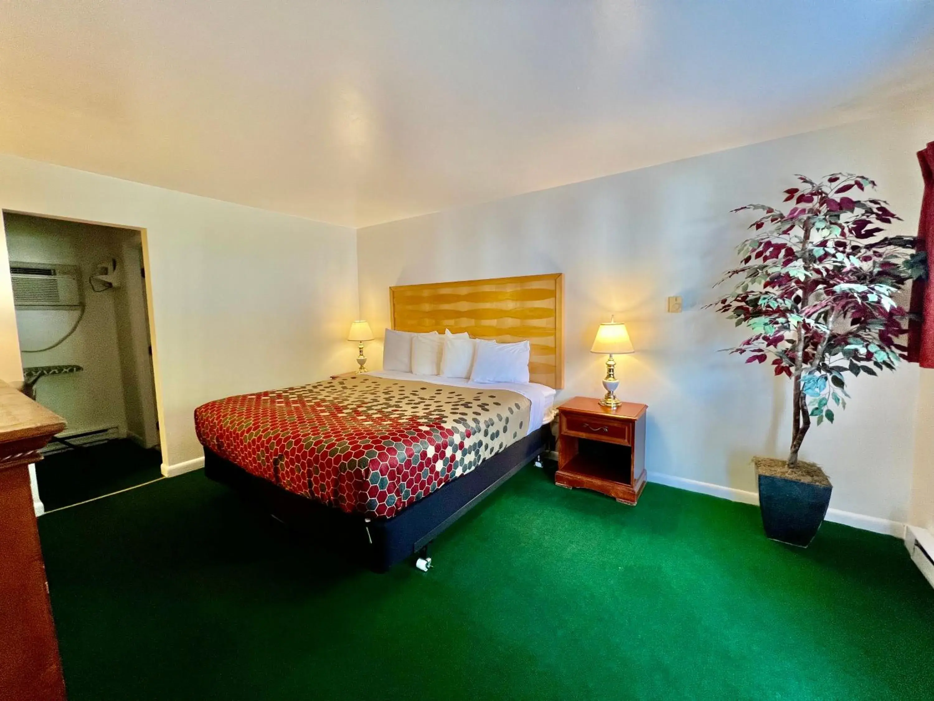 Bed in Rodeway Inn & Suites Brunswick near Hwy 1 Bed in Rodeway Inn & Suites Brunswick near Hwy 1