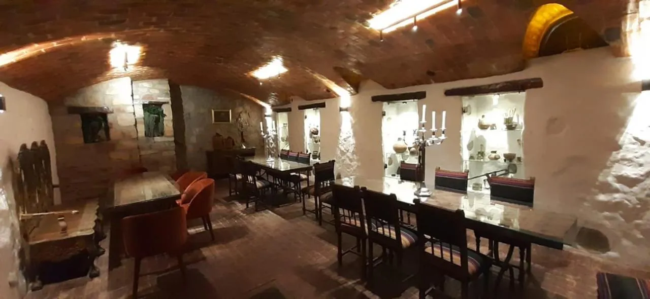 Restaurant/places to eat in Parador Santa Maria La Real