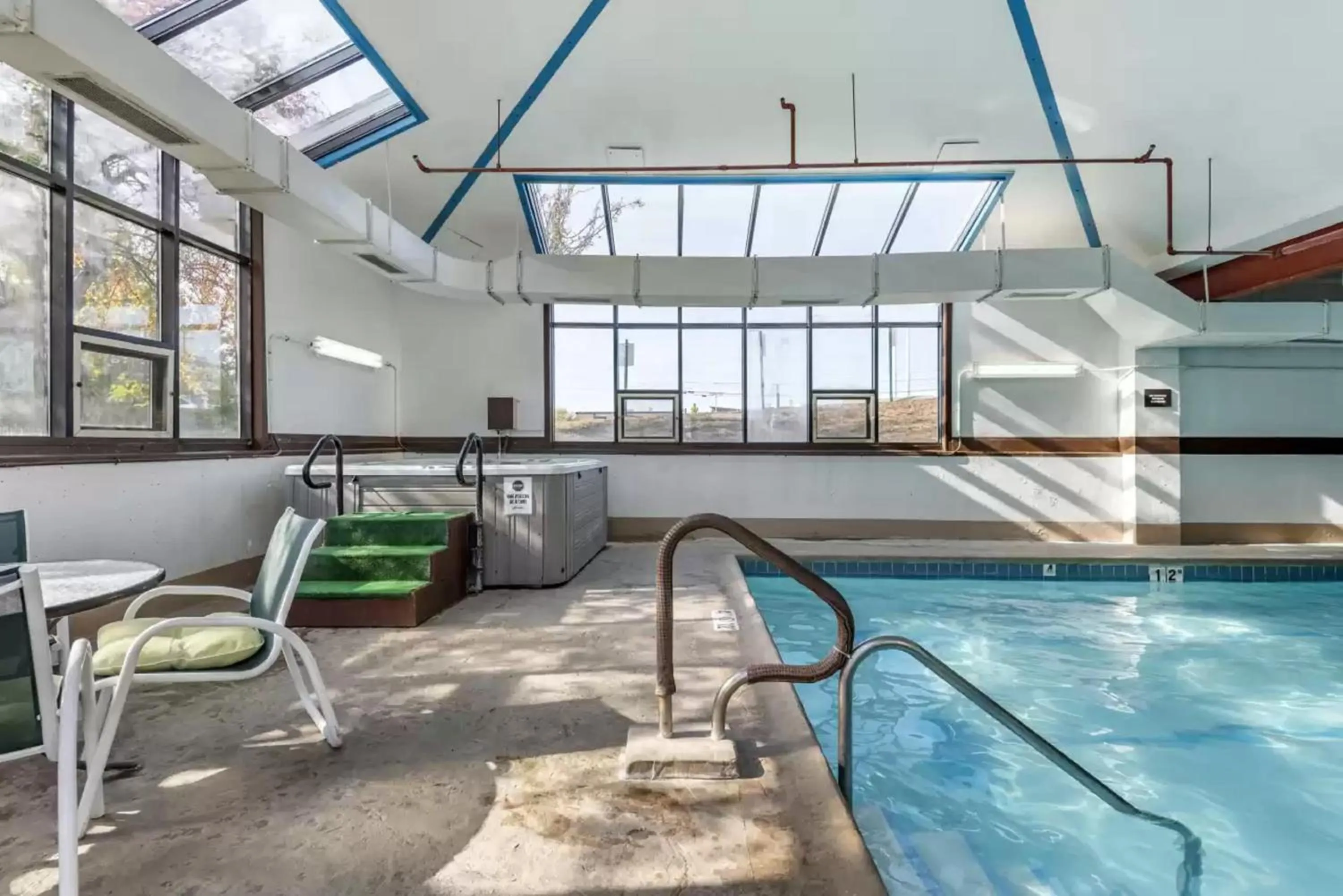 Swimming pool in Comfort Inn Augusta