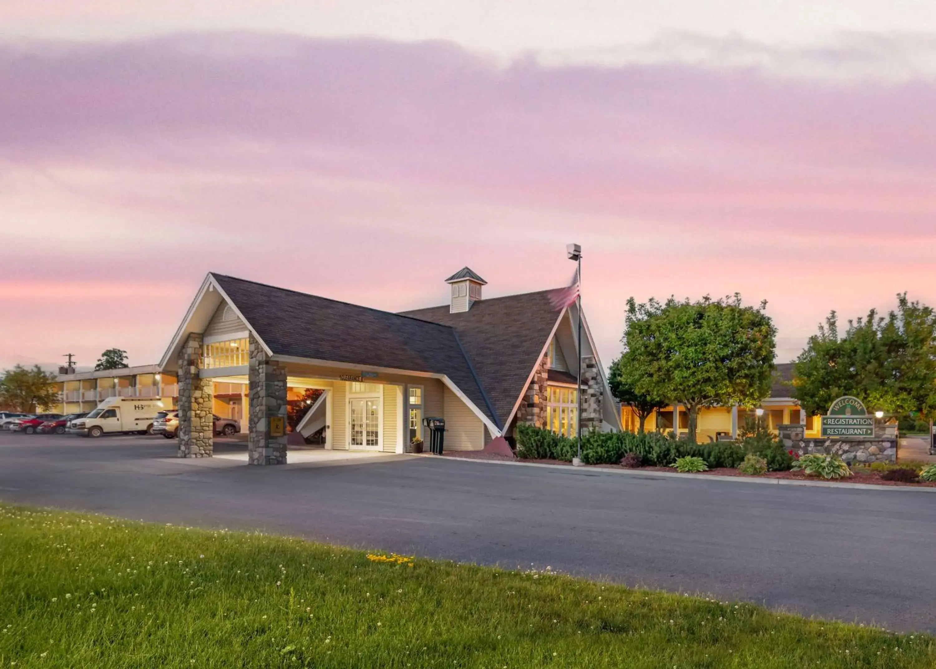 Property building in Best Western Plus Plattsburgh Property building in Best Western Plus Plattsburgh