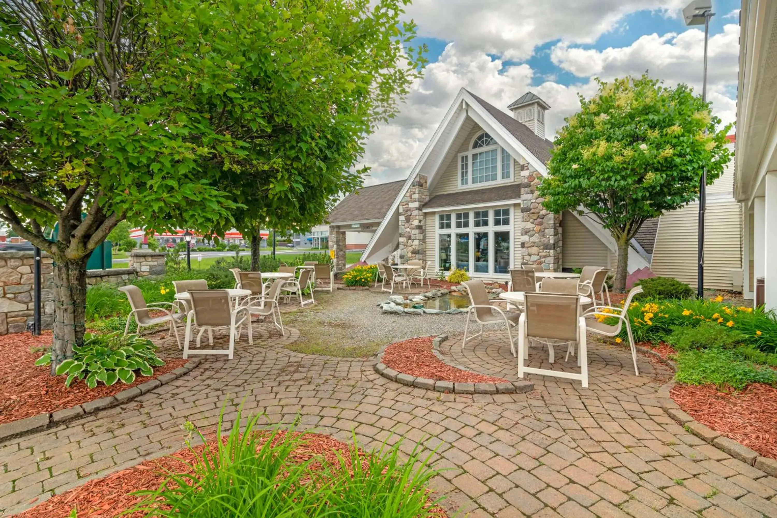 Property building in Best Western Plus Plattsburgh Property building in Best Western Plus Plattsburgh