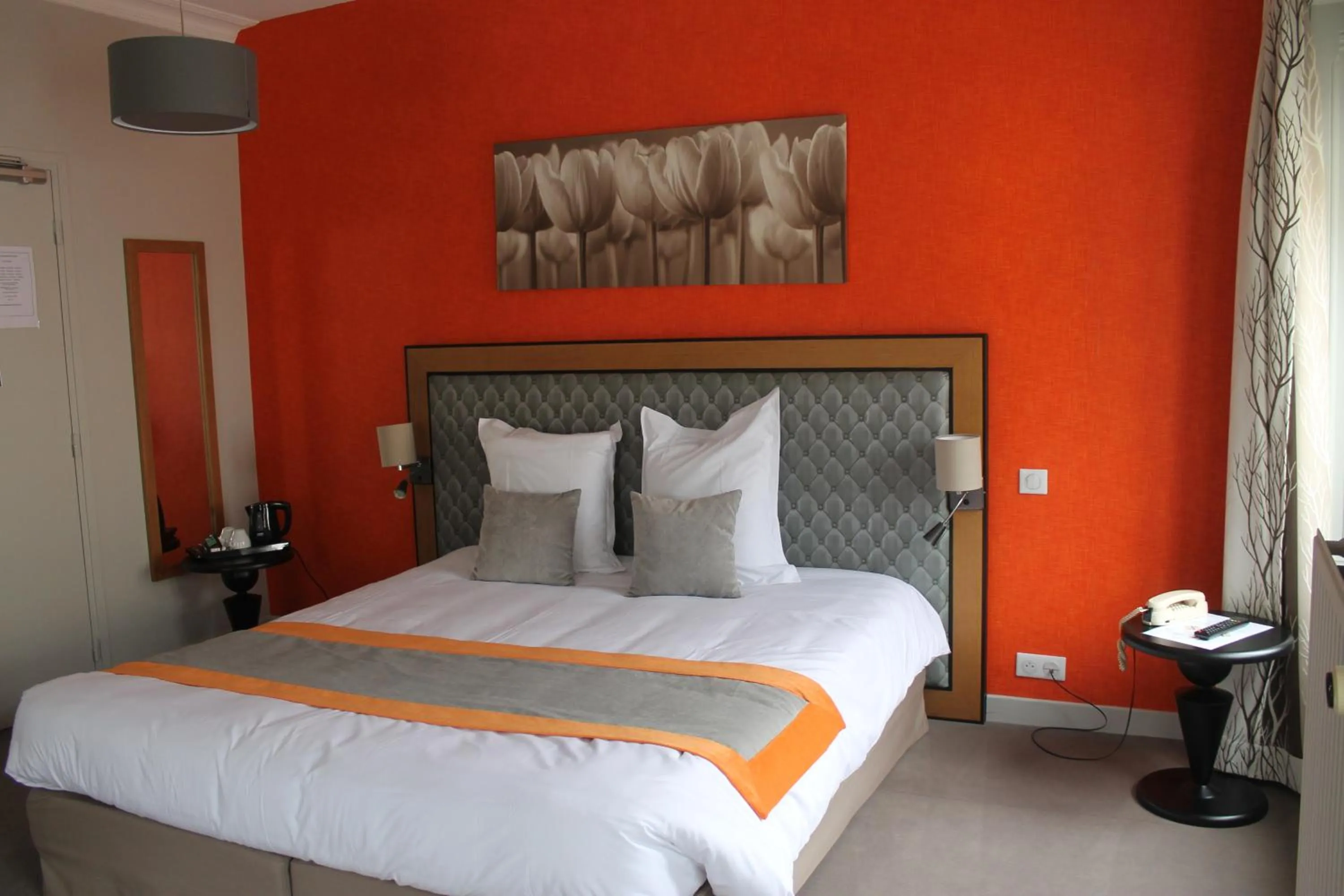 Bed in Logis Hôtel Le Tisseur des Saveurs